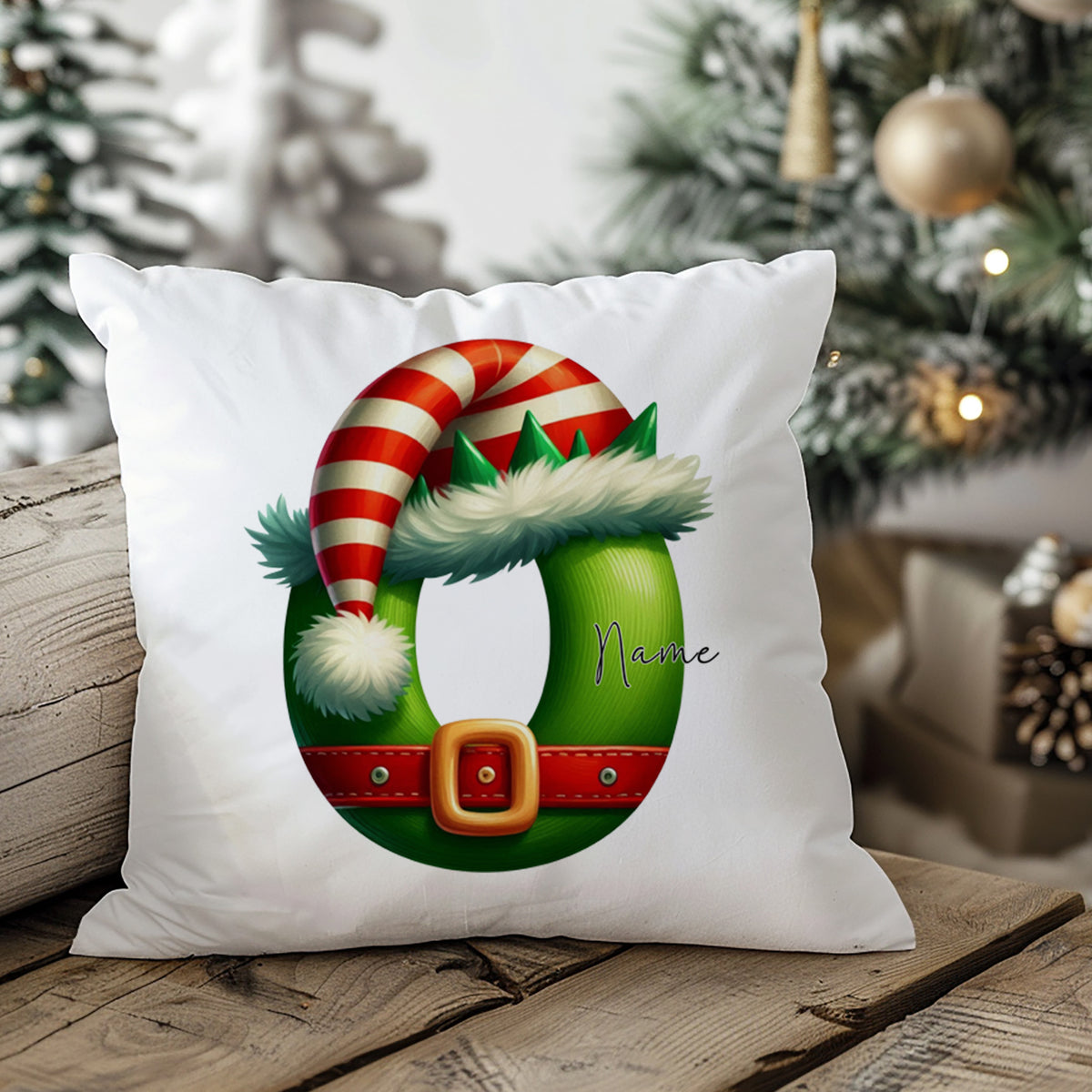 Weihnachtliches Kissen mit grünem Buchstaben und Hut.