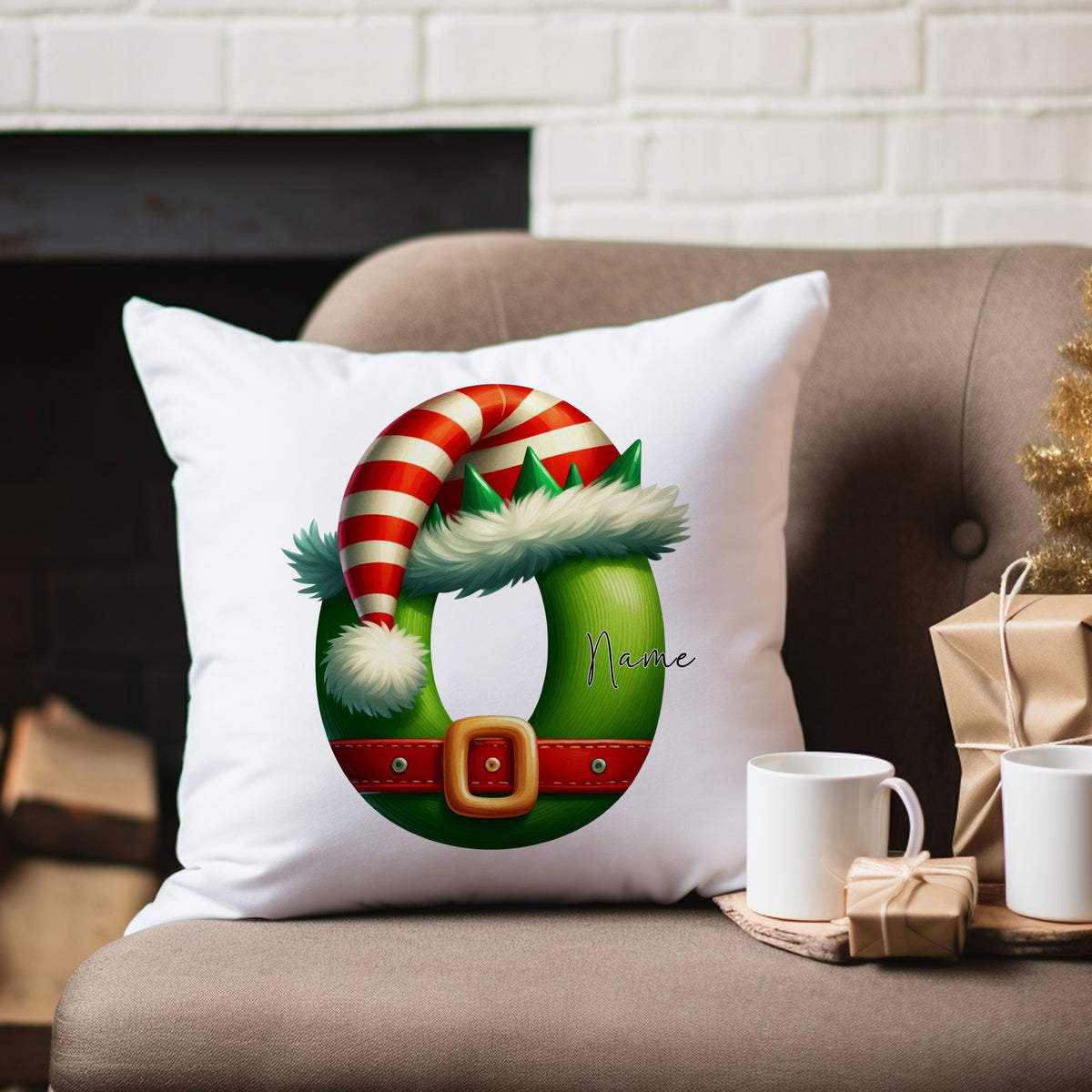 Grüner Kissenbezug mit Weihnachtsmütze und personalisierbarem Namen.