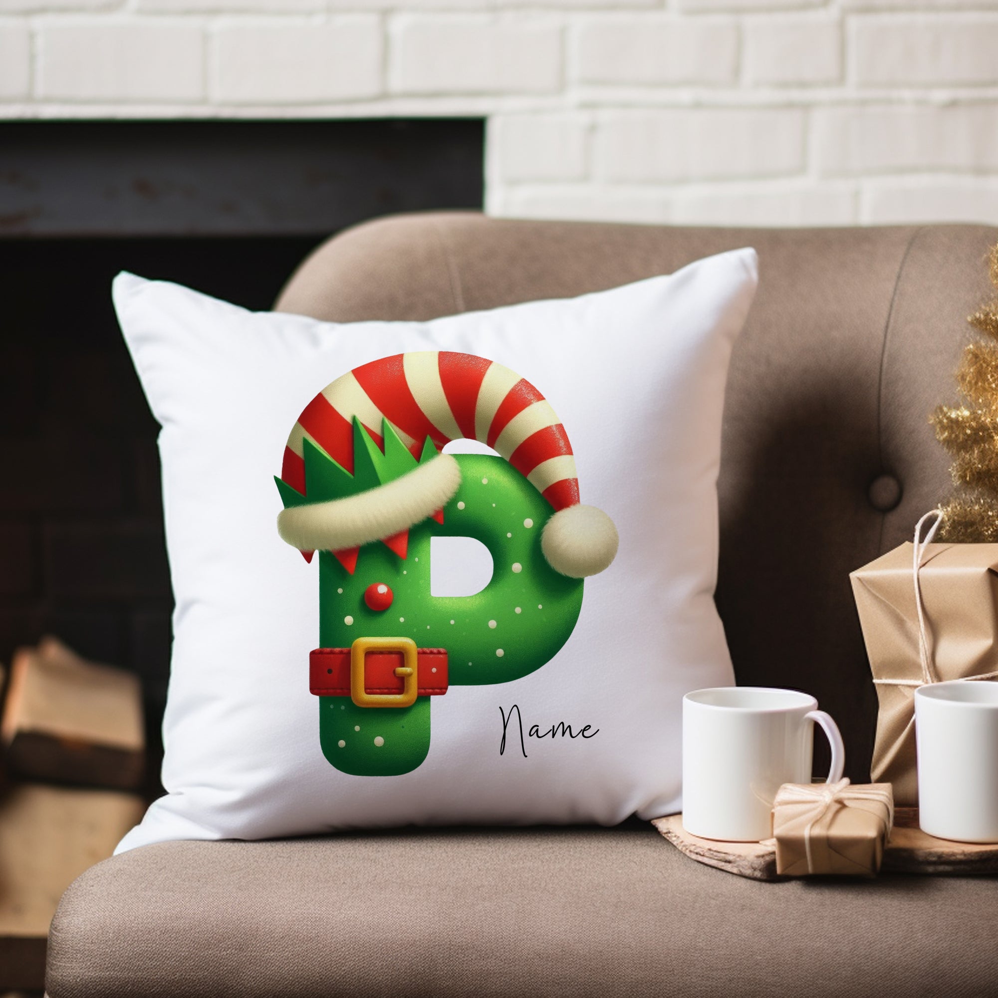 Grünes Kissen mit Weihnachtsmotiv und personalisierbarem Namen.