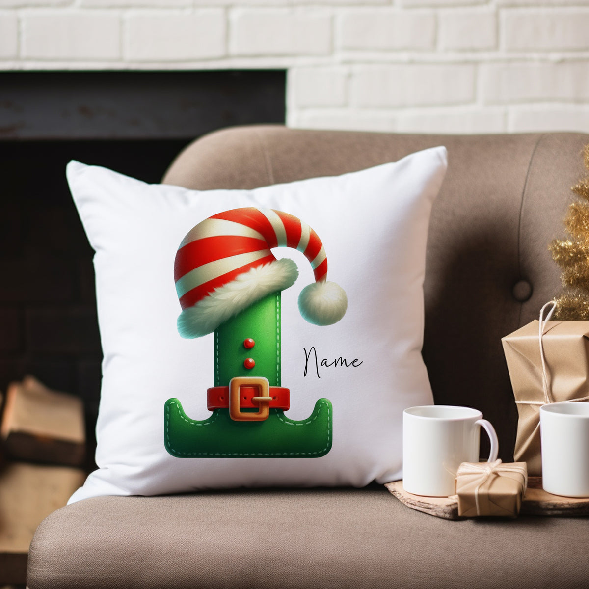 Weihnachtliches Kissen mit grünem Elf-Motiv und rotem Hut.