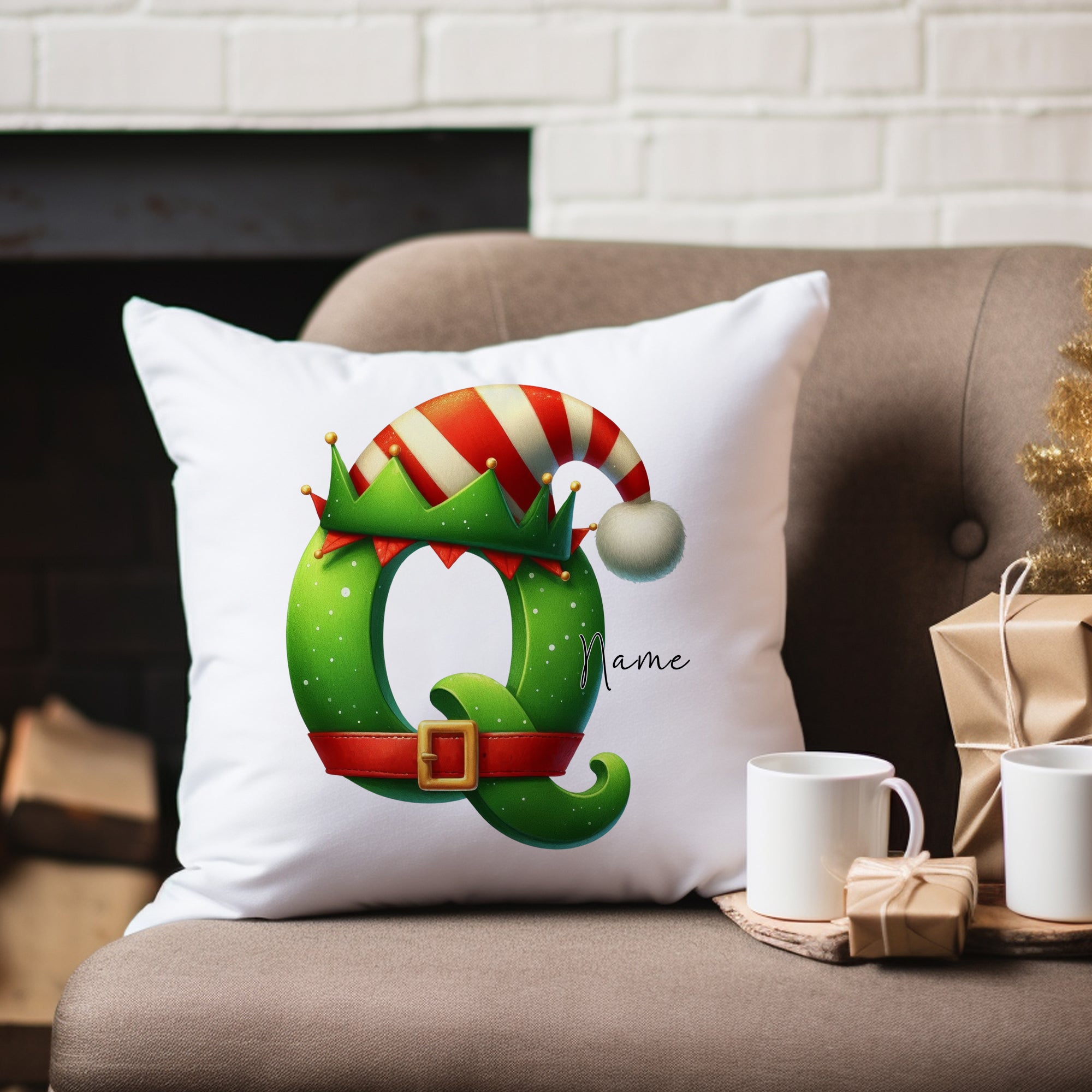 Grüner Weihnachtskissenbezug mit Elf-Motiv und personalisierbarem Namen.