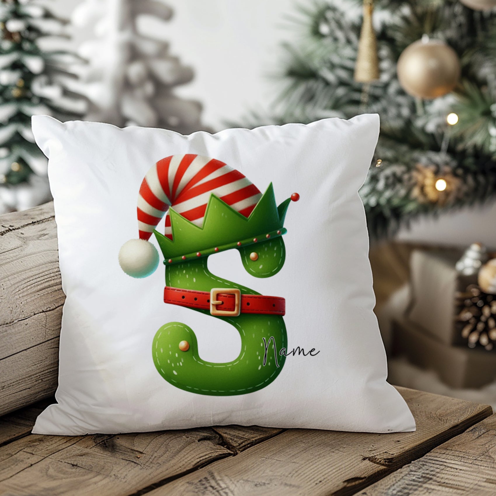Grüner Kissenbezug mit Weihnachtsmann-Hut und personalisiertem "S".