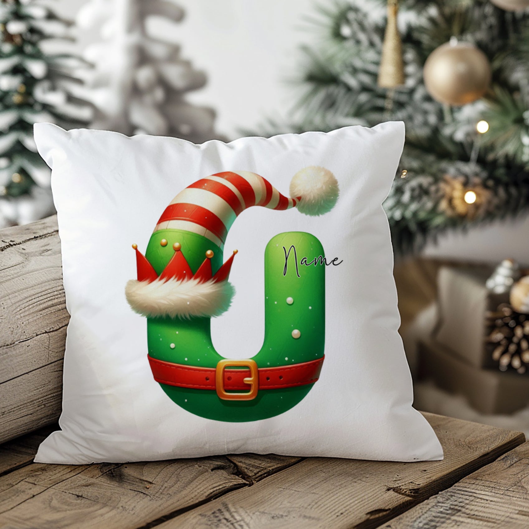Grüner Weihnachtskissenbezug mit rotem Hut und personalisierbarem Namen.
