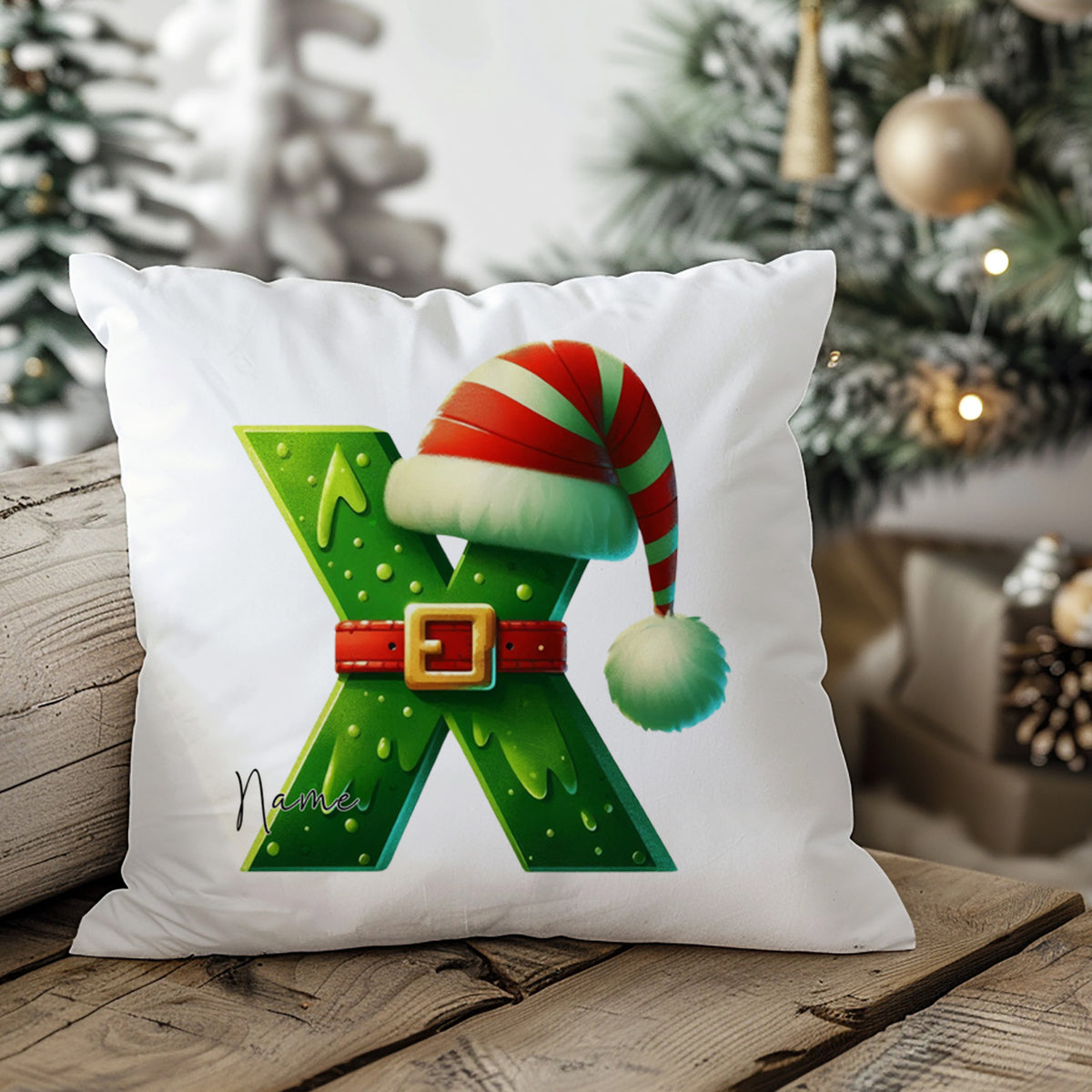 Kissen mit grünem "X", Weihnachtsmütze und rotem Gürtel.