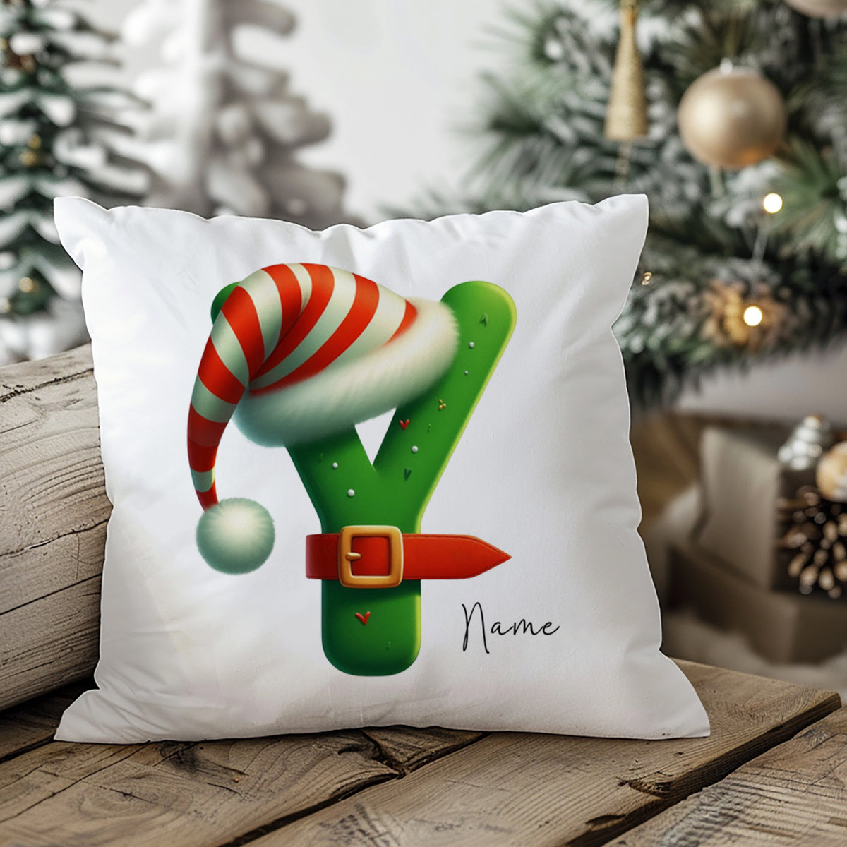 Grünes Kissen mit Weihnachtsmann-Hut und personalisierbarem Namen.
