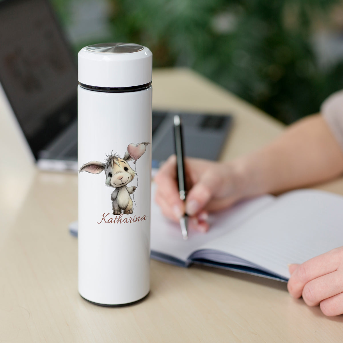 Weiße Thermosflasche mit niedlichem Tiermotiv und Namen.