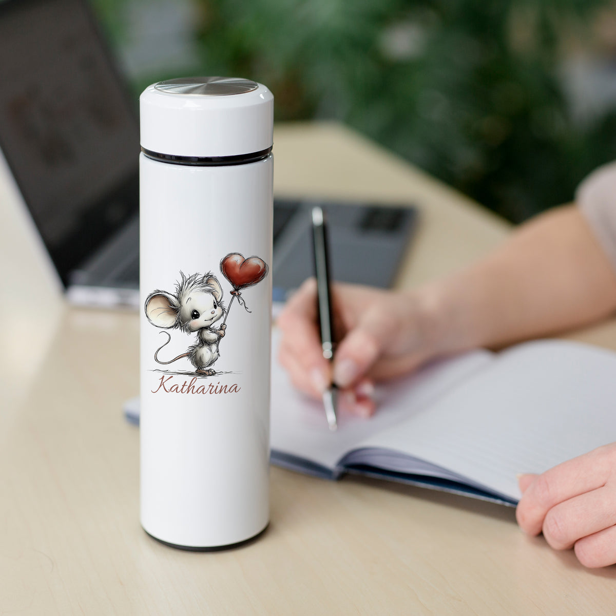 Weiße Thermosflasche mit Maus und rotem Herzballon.