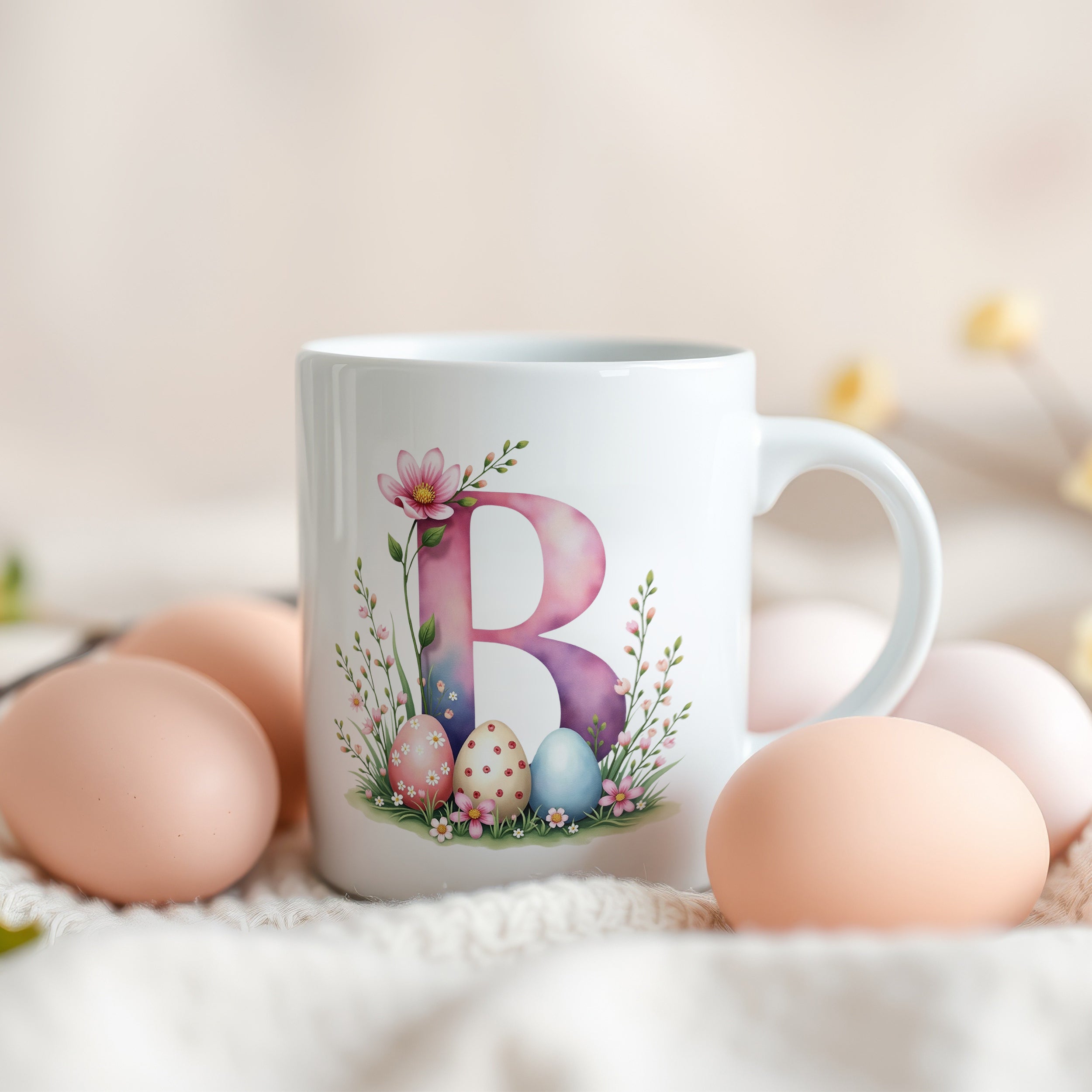 Weiße Tasse mit buntem Buchstaben B und Ostereiern.