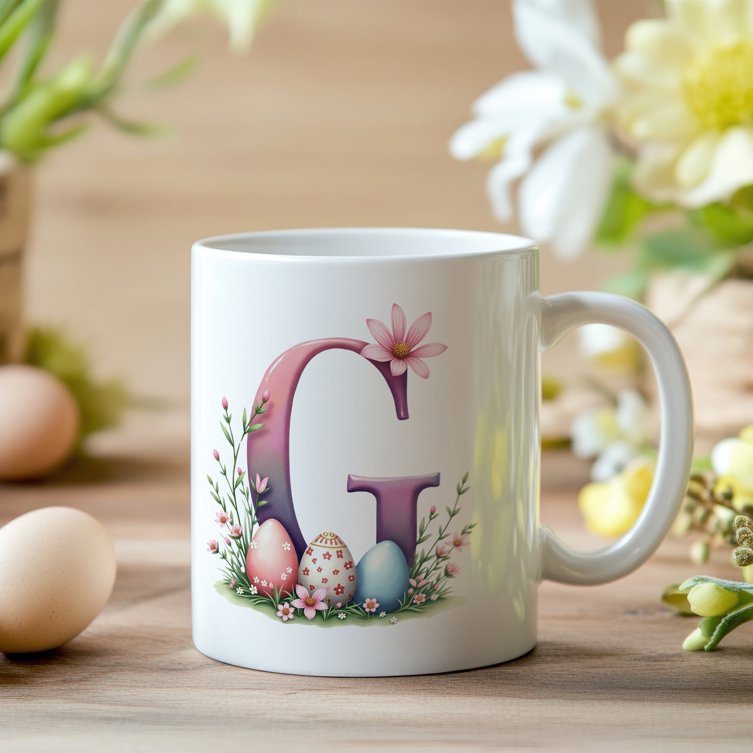 Tasse mit bunten Ostereiern und floralem Design.