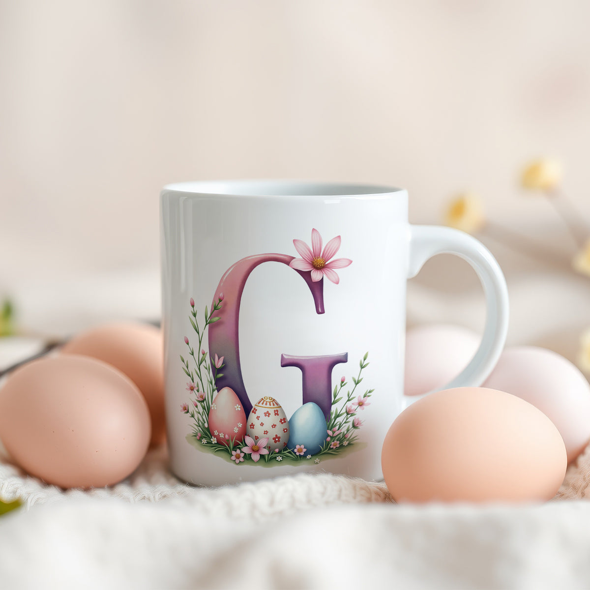 Tasse mit floralem G und bunten Ostereiern.