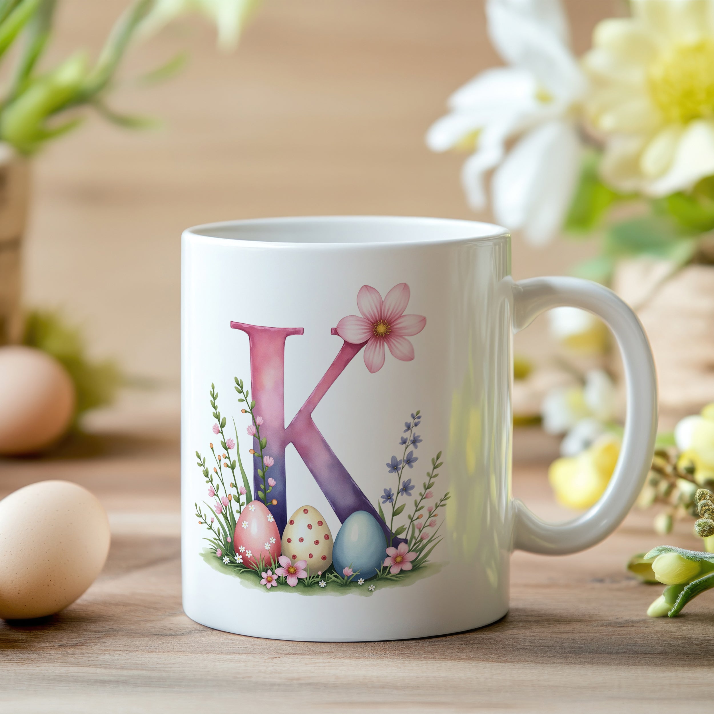 Tasse mit bunten Ostereiern und floralem Design.