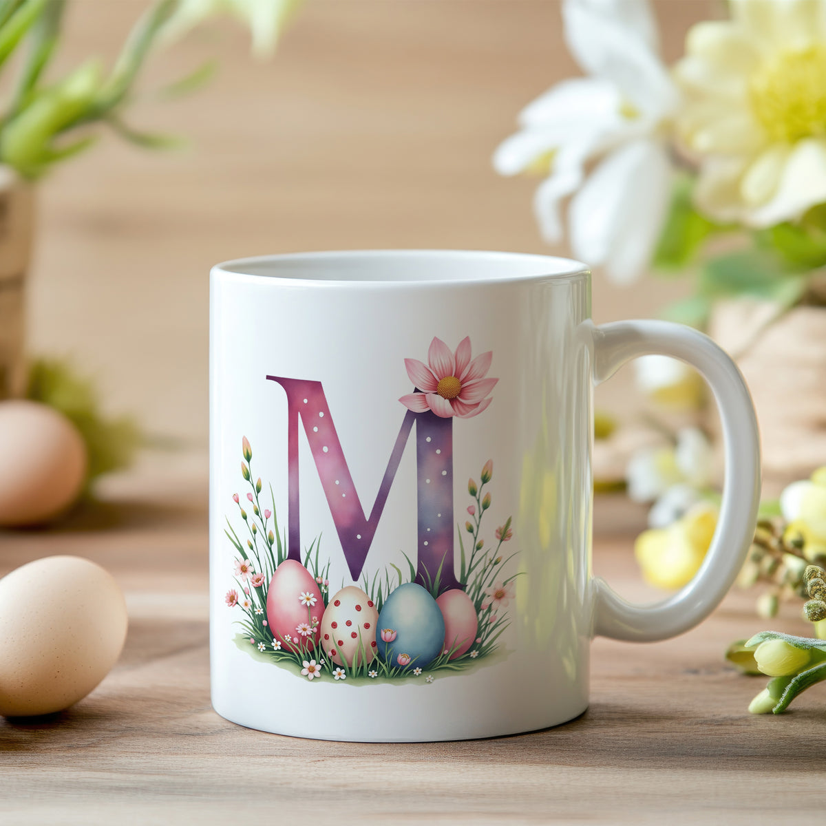 Tasse mit bunten Ostereiern und floralem Design.