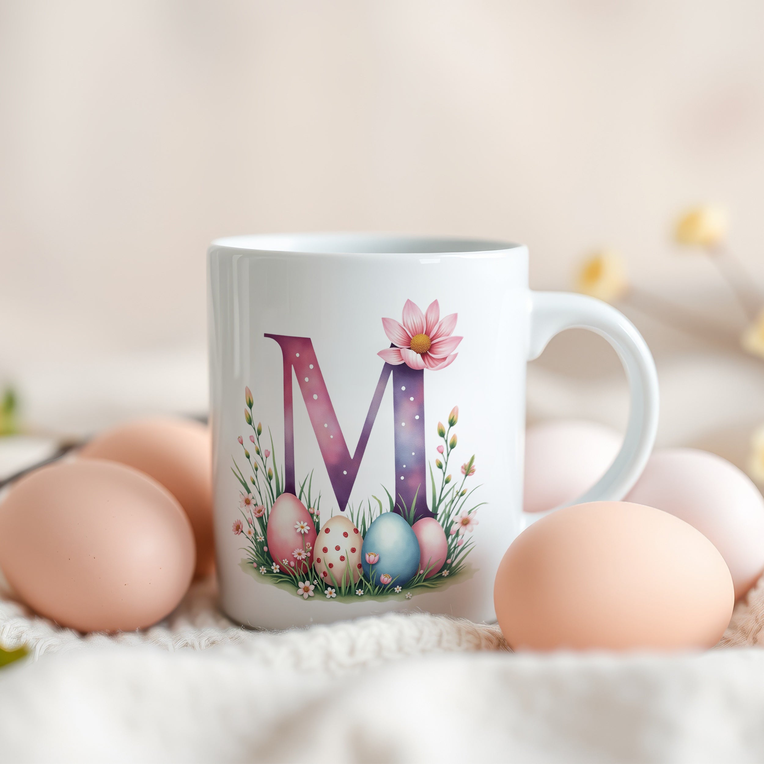 Tasse mit buntem "M" und Ostereiern.