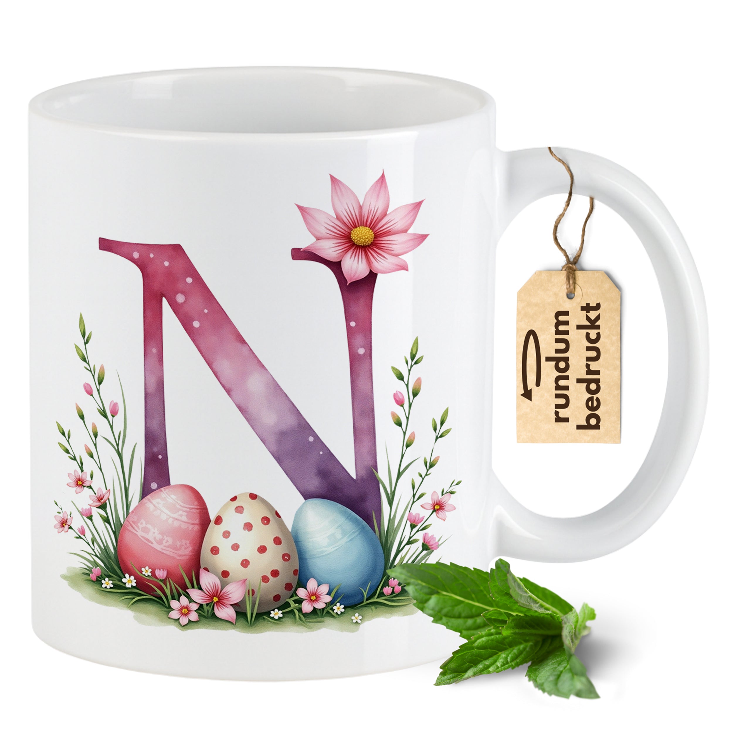 Tasse mit buntem "N", Ostereiern und Blumen.
