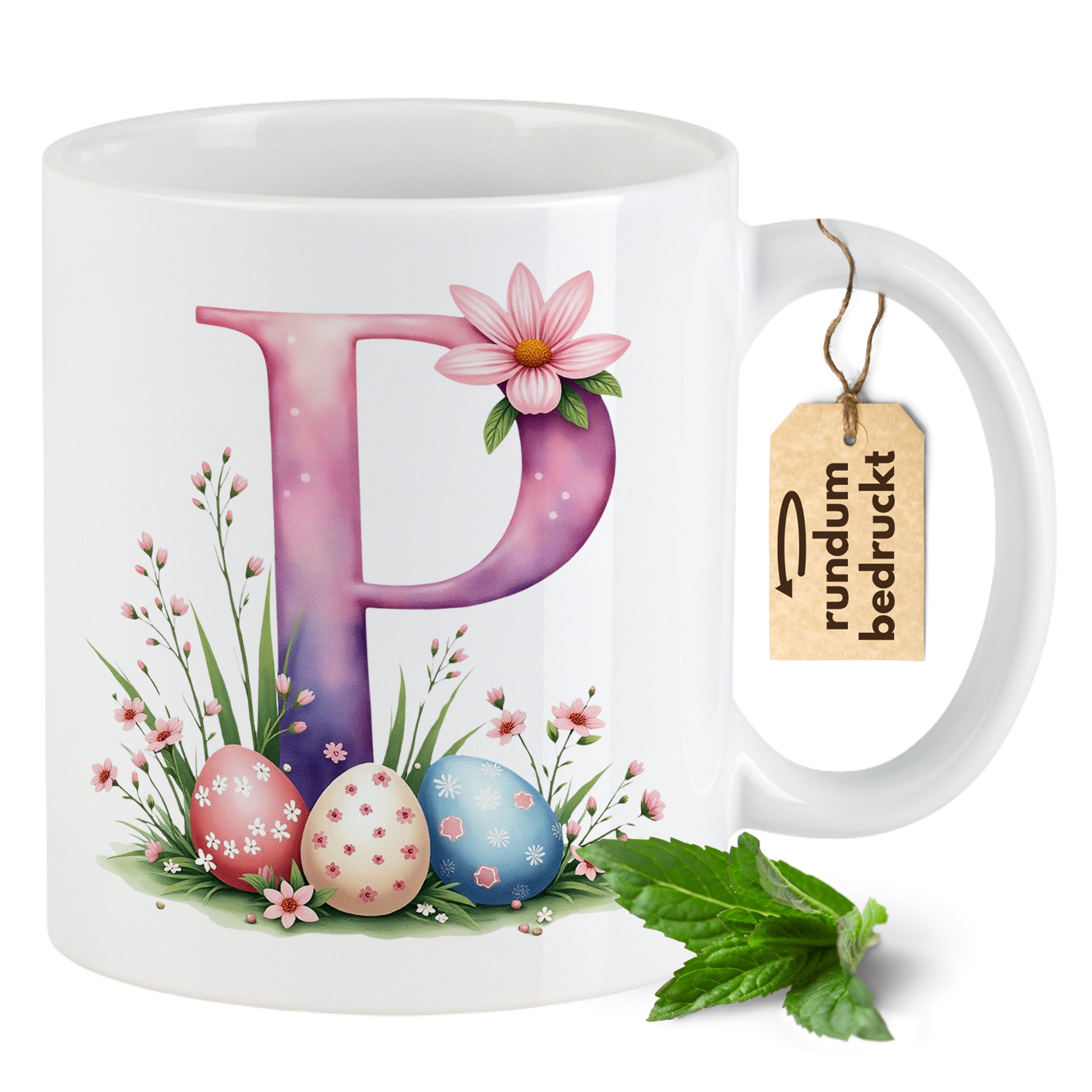 Weiße Tasse mit buntem "P", Blumen und Ostereiern.