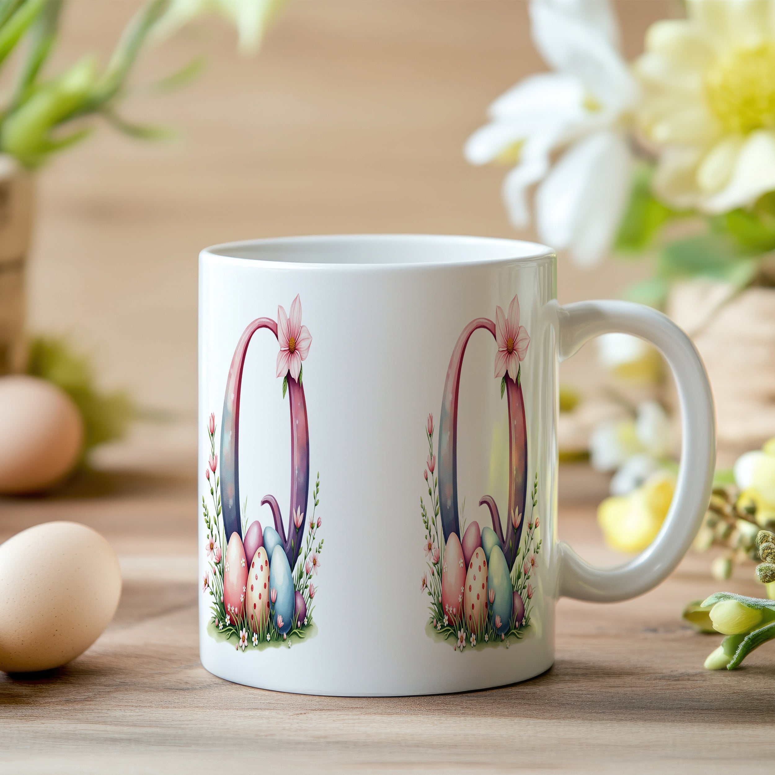 Tasse mit bunten Ostereiern und floralen Motiven.