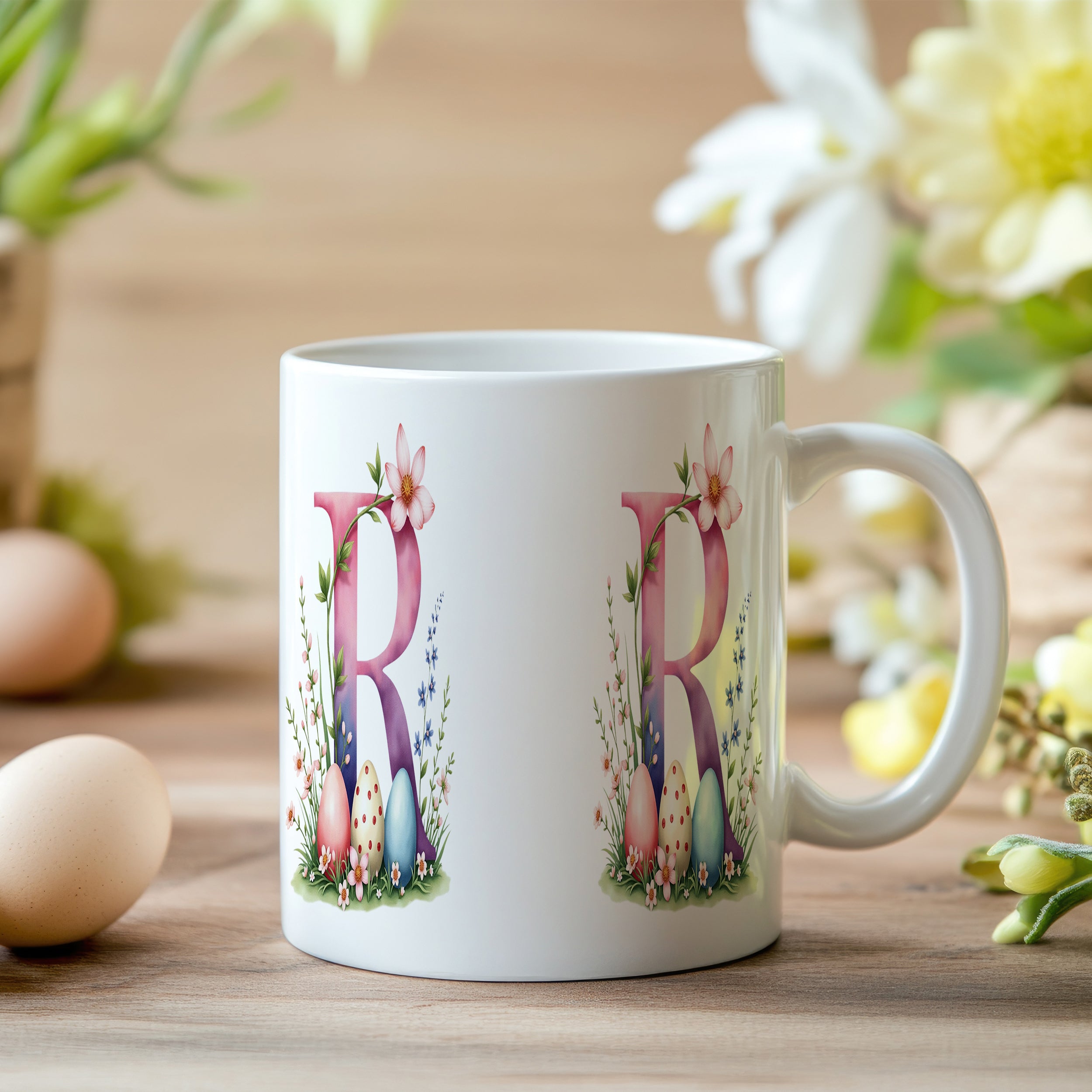 Tasse mit buntem R und Ostereiern, florales Design.