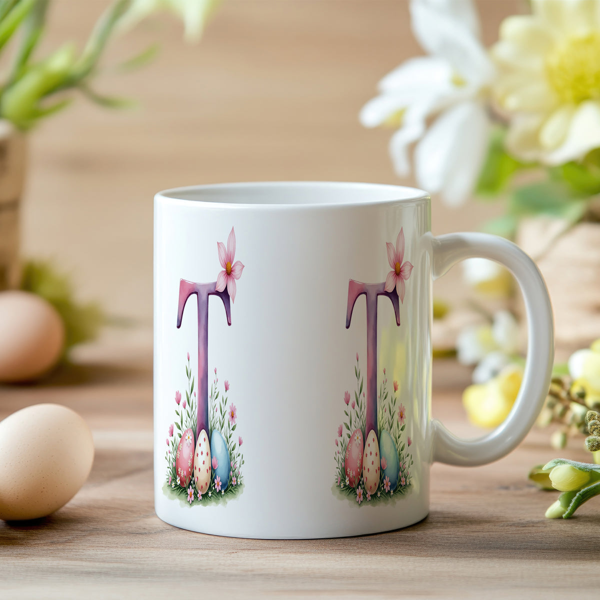 Weiße Tasse mit lila Blumen und bunten Ostereiern.