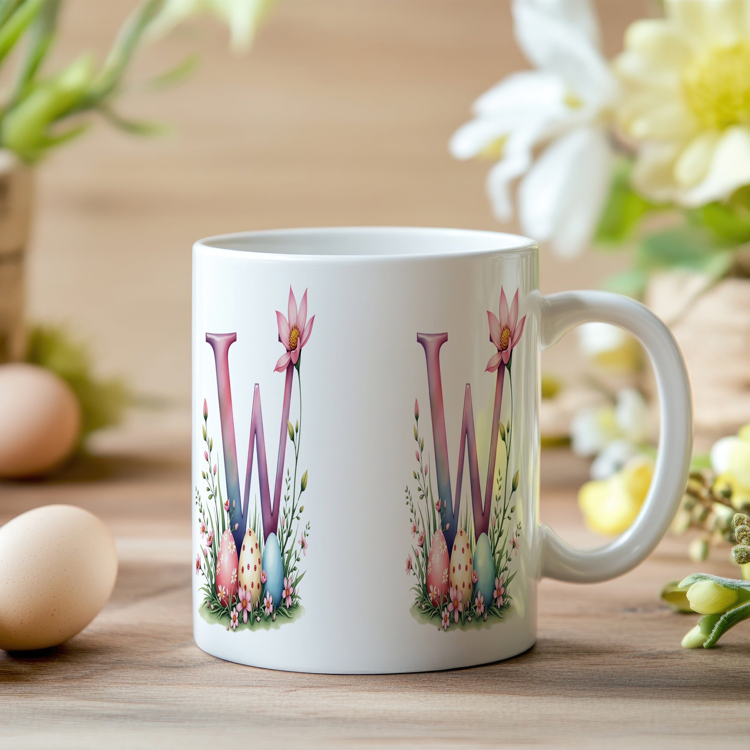 Weißer Becher mit buntem "W" und Frühlingsmotiven.