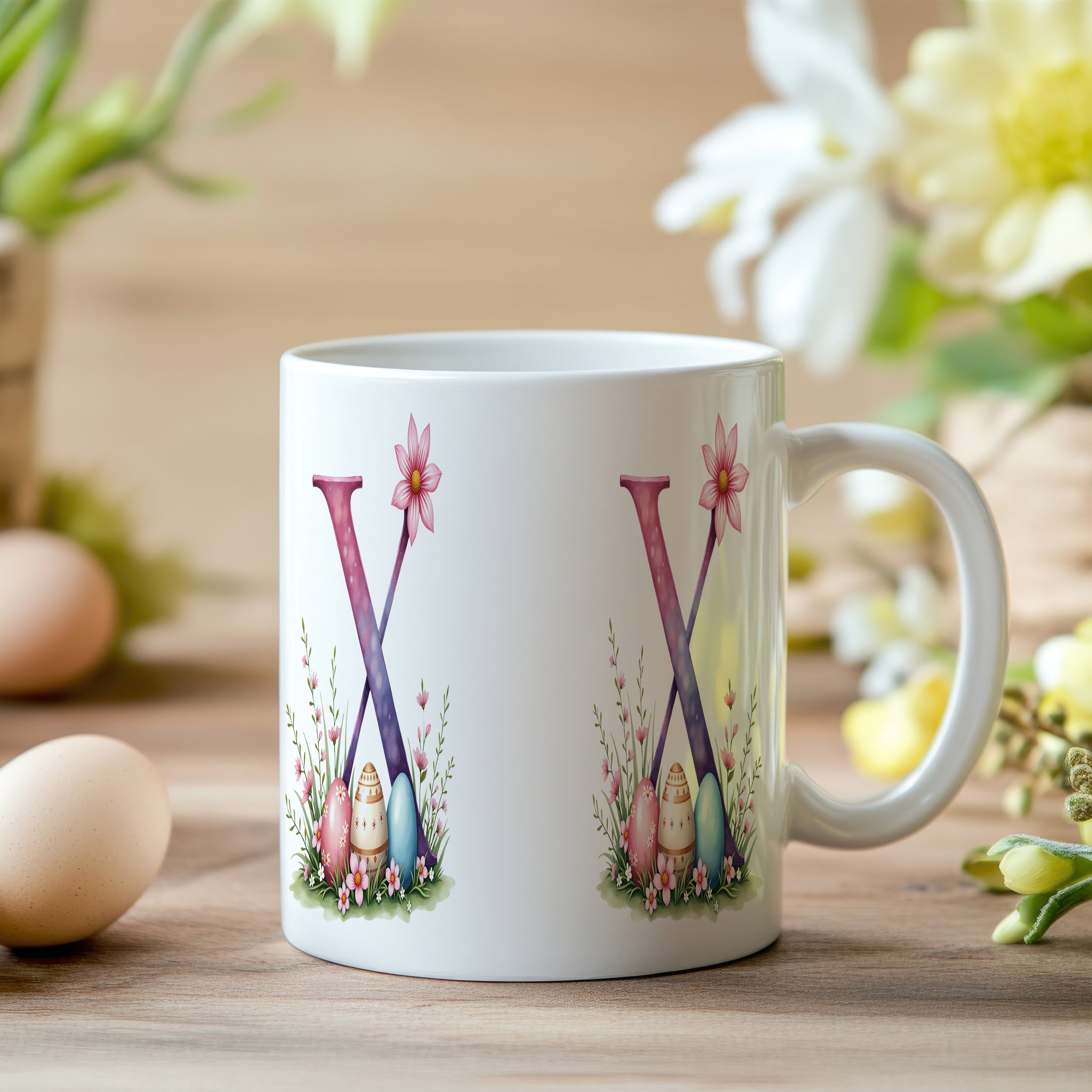 Weißer Kaffeebecher mit bunten Ostereiern und Blumen.