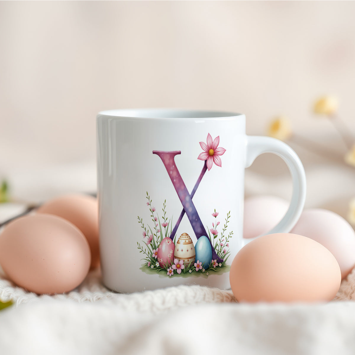 Weiße Tasse mit buntem Ostermotiv und Eiern.