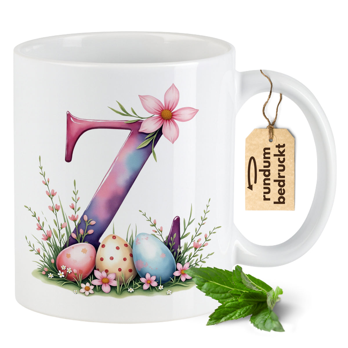 Tasse mit buntem „7“-Motiv, Ostereiern und Blumen.