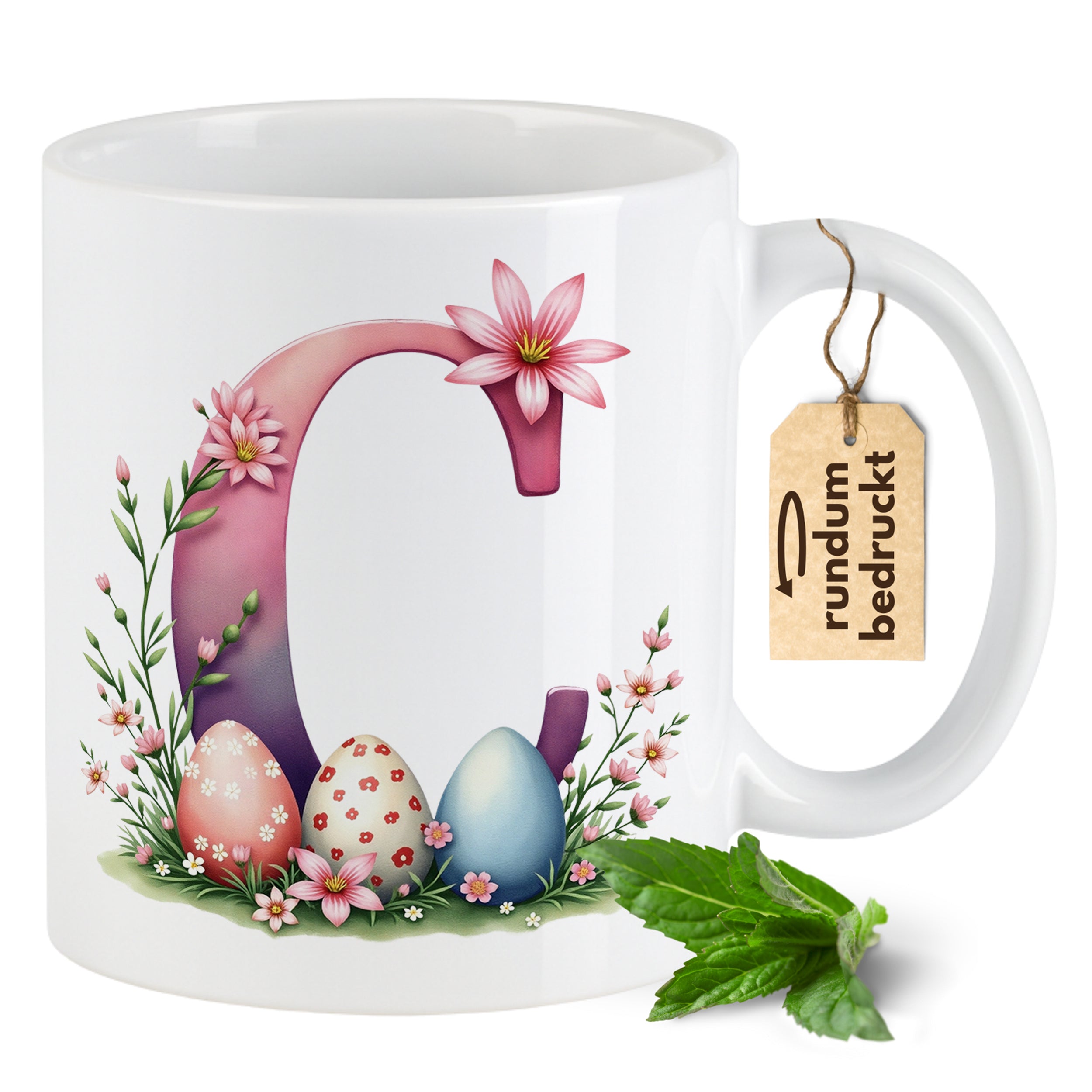 Tasse mit buntem Buchstaben C, Ostereiern und Blumen.