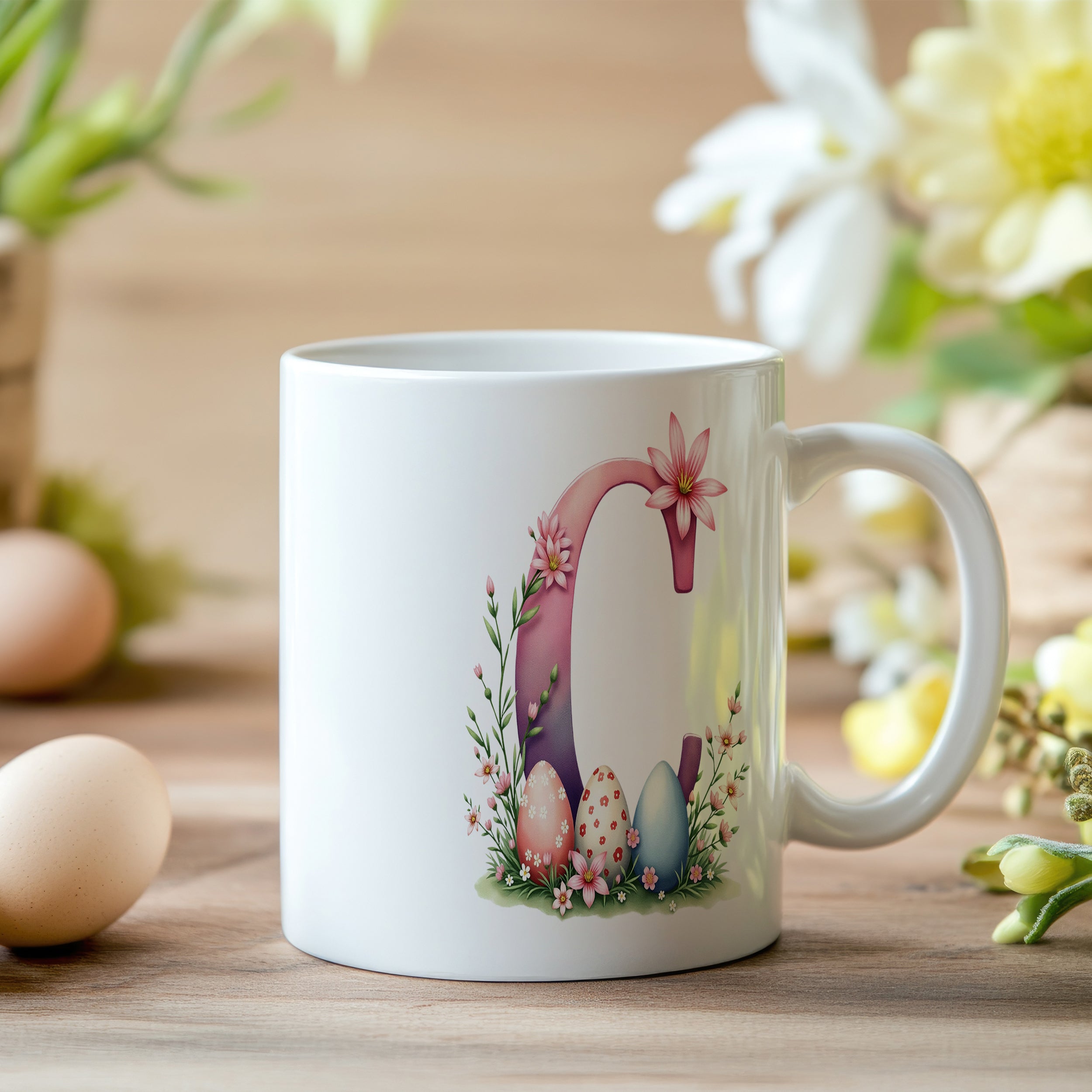 Weißer Becher mit bunten Ostereiern und Blumenmotiv.