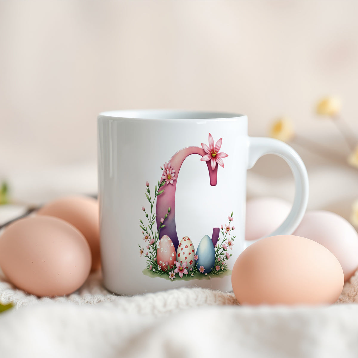 Weißer Becher mit bunten Ostereiern und Blumenmotiv.