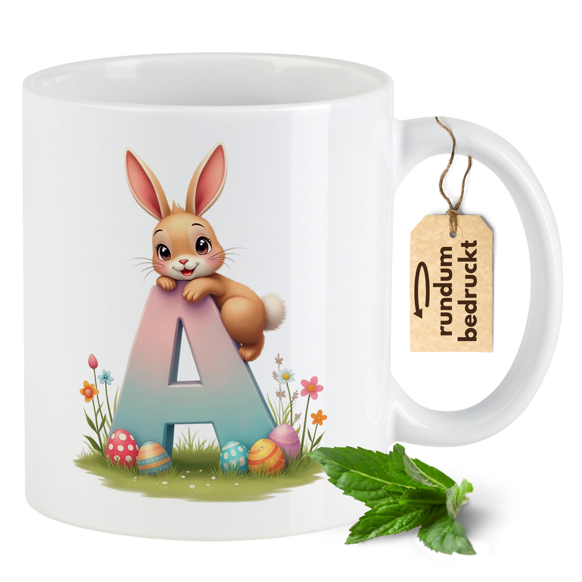 Weißer Kaffeebecher mit buntem Hasen und Ostereiern.