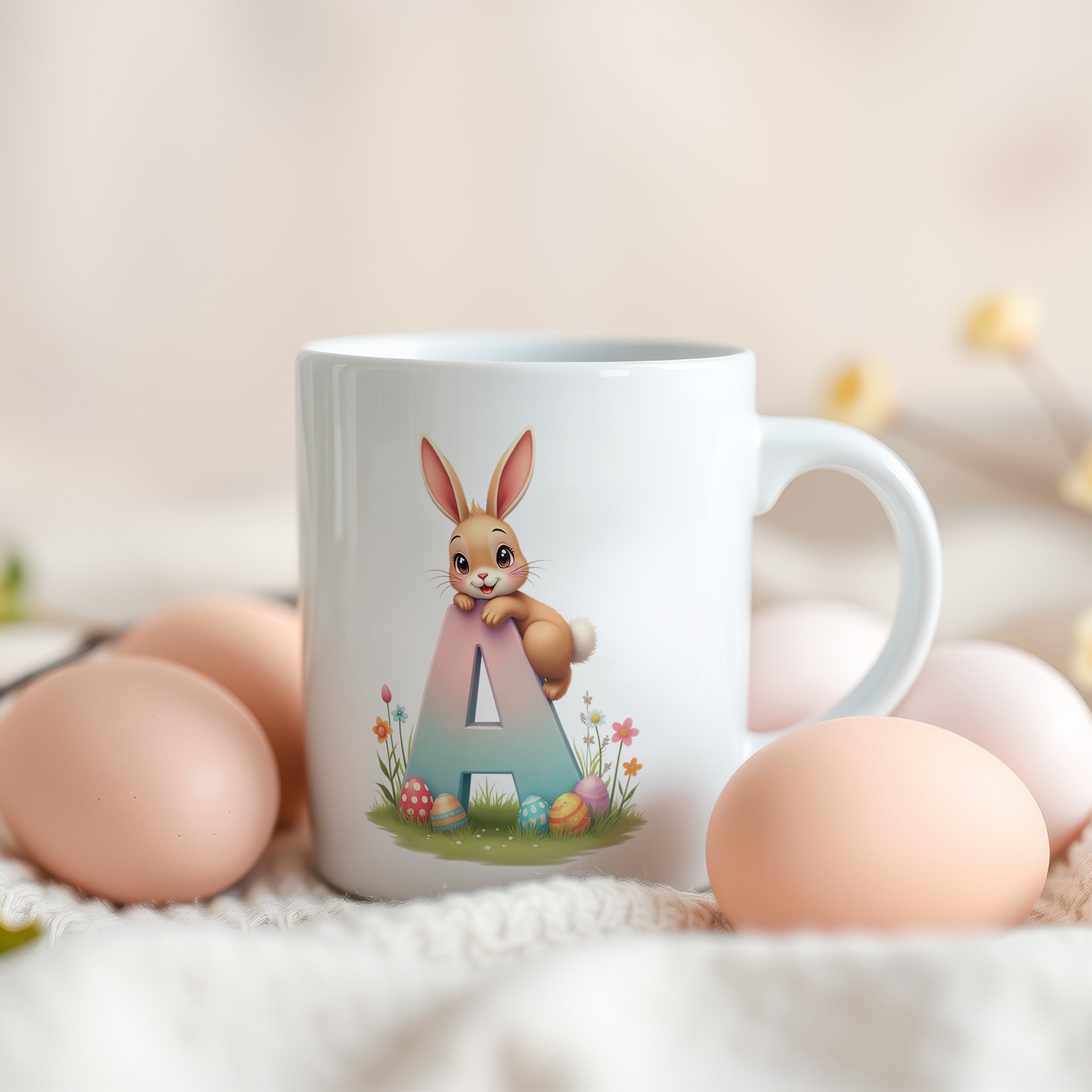 Weißer Becher mit buntem Hasen und Buchstaben A.
