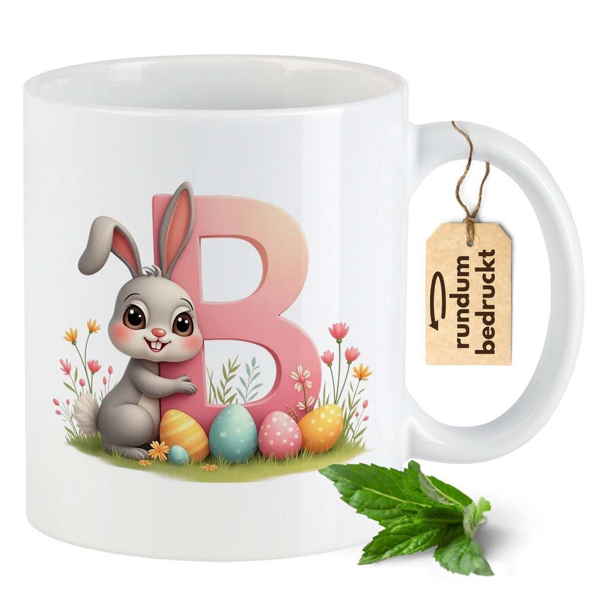 Tasse mit niedlichem Hasen und bunten Ostereiern.