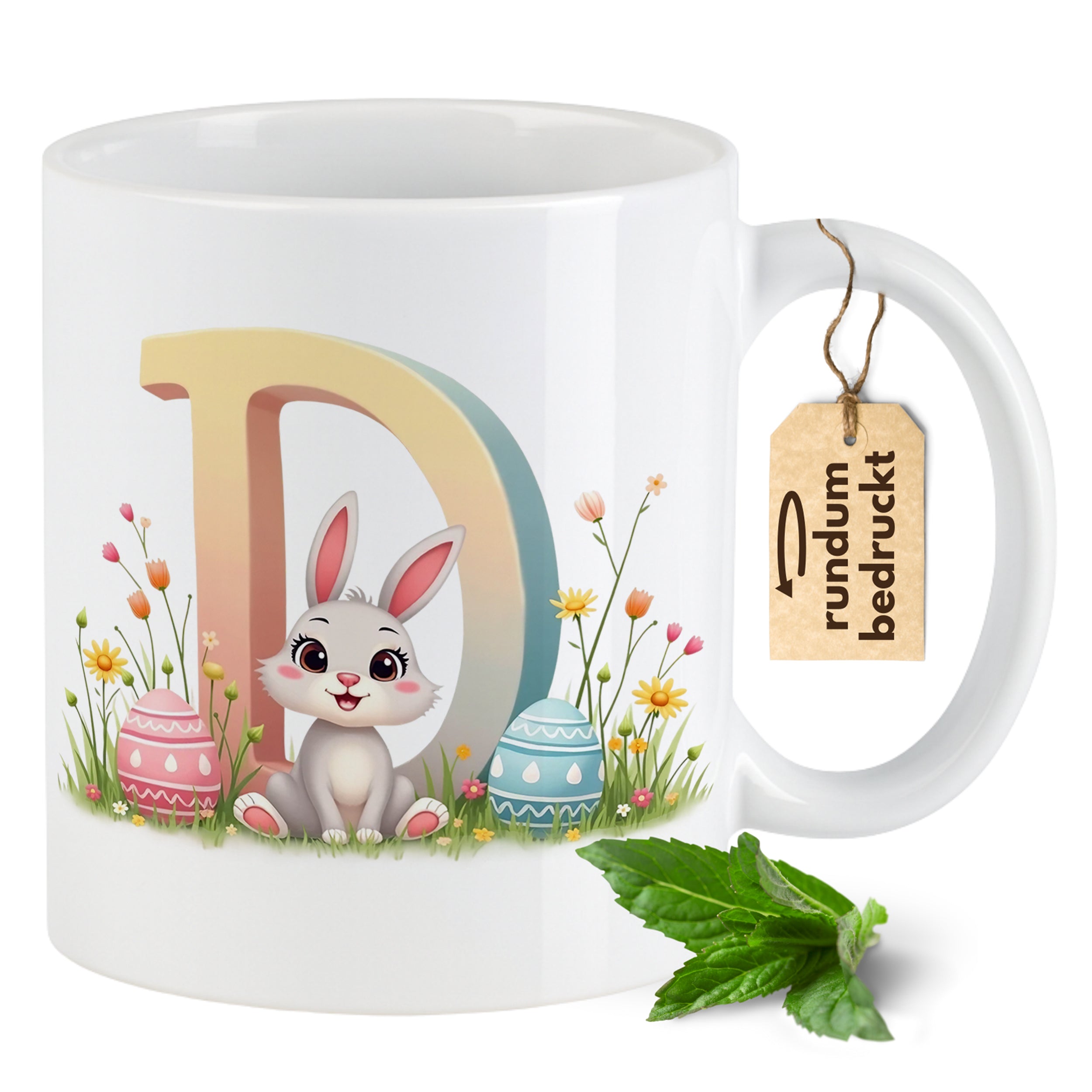 Tasse mit buntem Hasen, Ostereiern und Blumen.