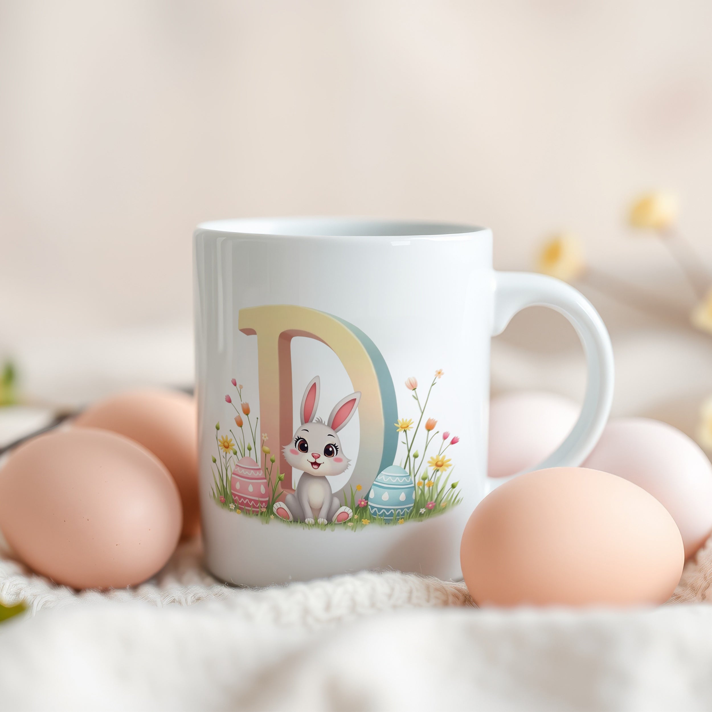 Tasse mit buntem Hasenmotiv und Ostereiern.