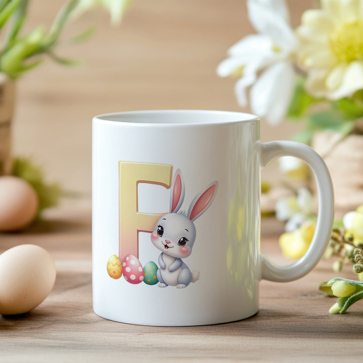 Tasse mit niedlichem Hasen und bunten Ostereiern.