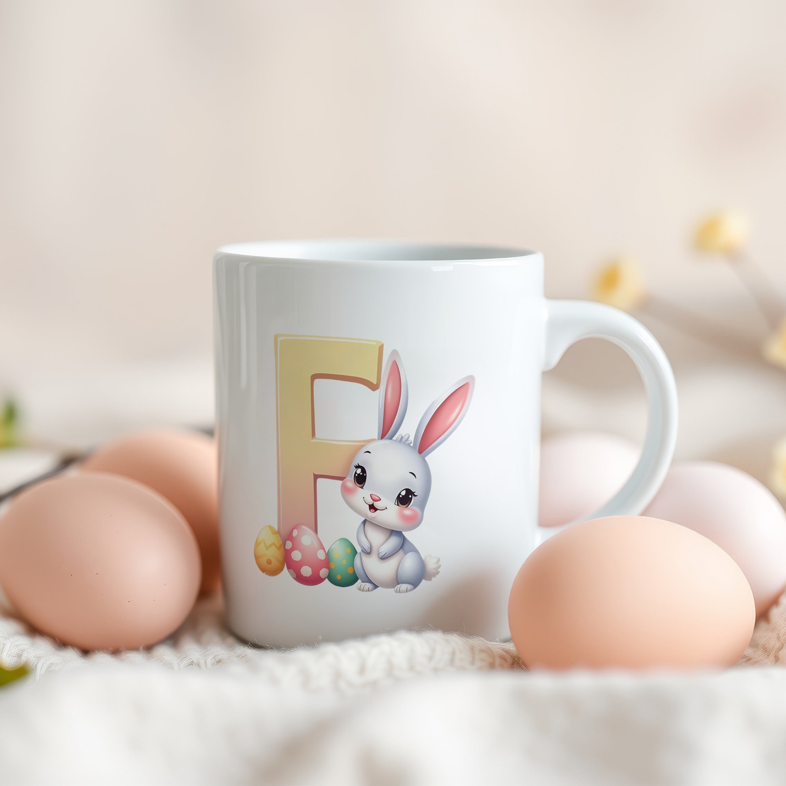 Weißer Becher mit buntem Hasen und Ostereiern.