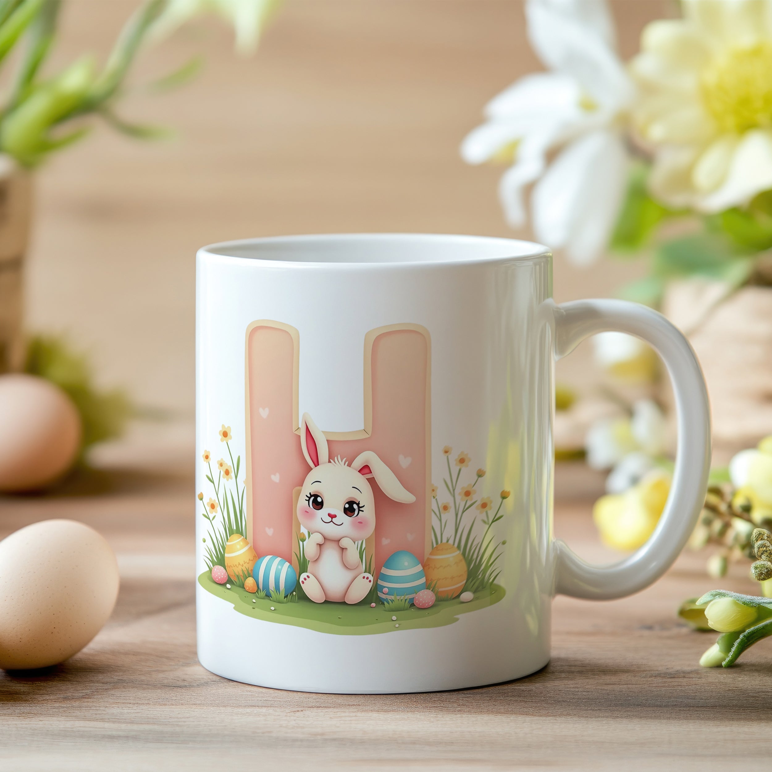 Tasse mit niedlichem Hasen und bunten Ostereiern.