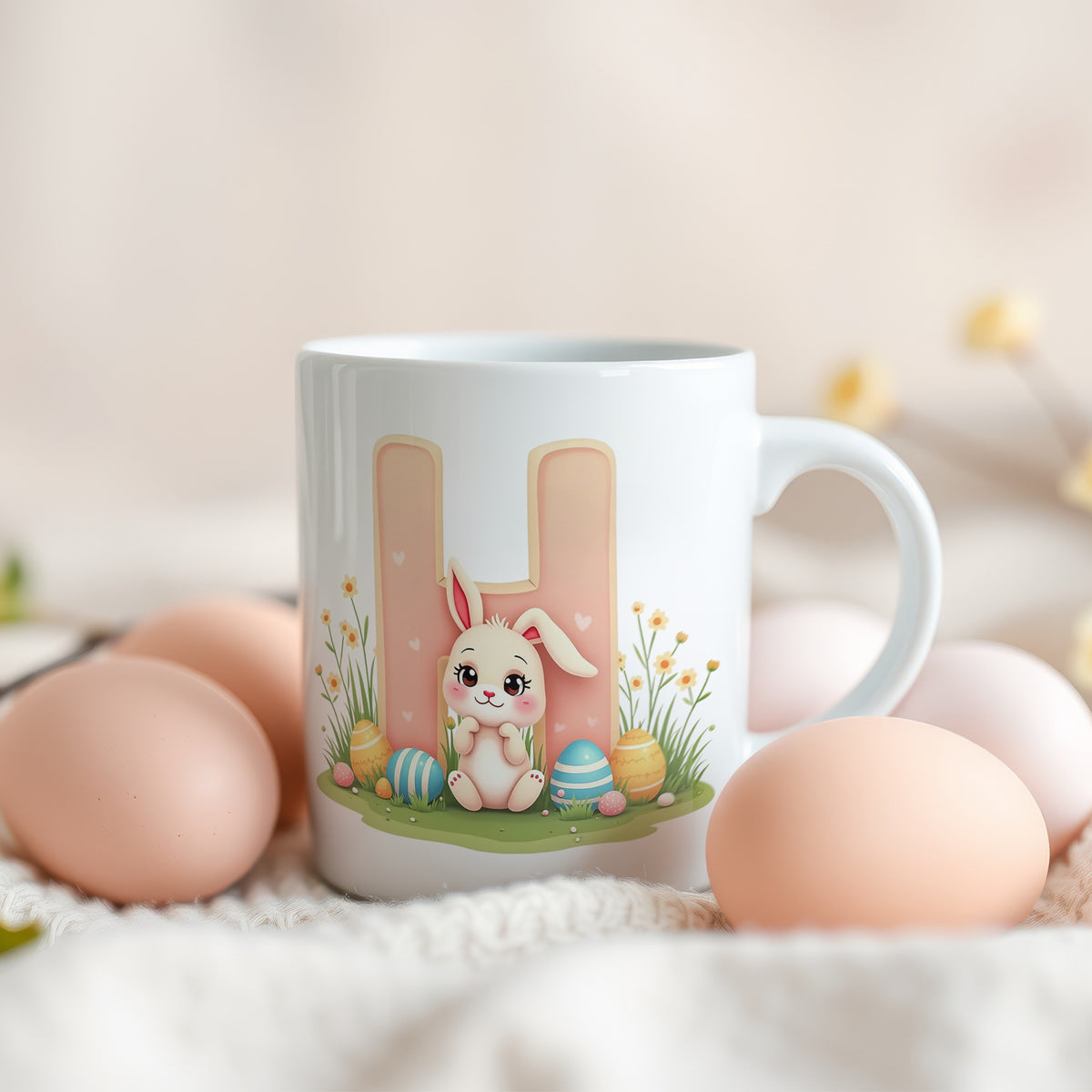 Tasse mit niedlichem Hasenmotiv und bunten Ostereiern.