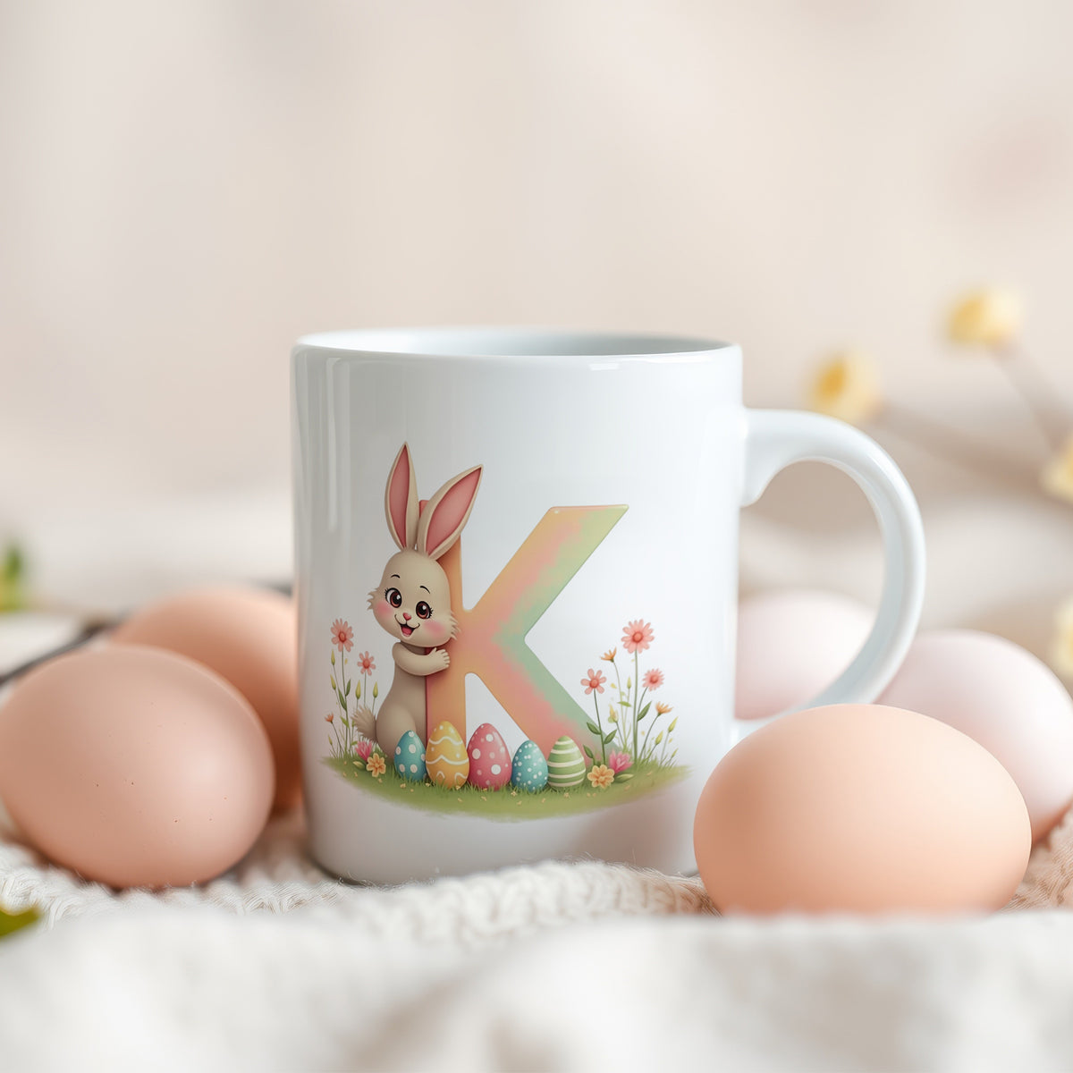 Weißer Kaffeebecher mit buntem Hasen und Ostereiern.
