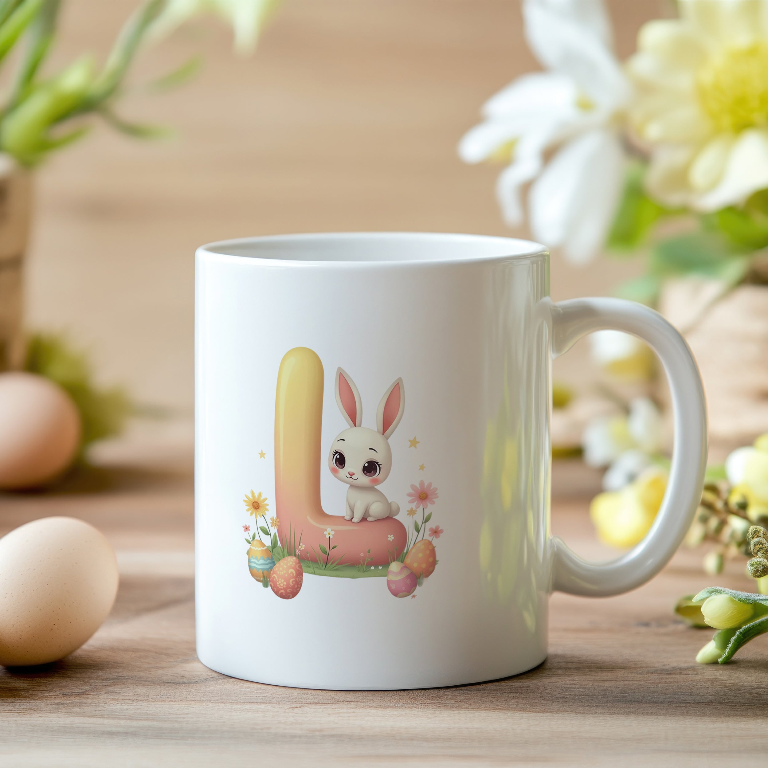 Tasse mit niedlichem Hasen und buntem Osterei-Design.