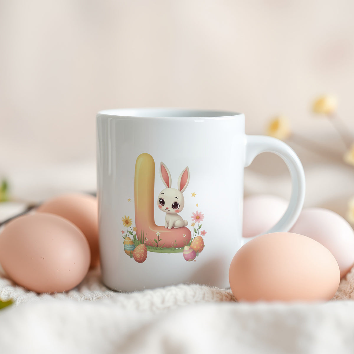 Weiße Tasse mit Hase und bunten Eiern.
