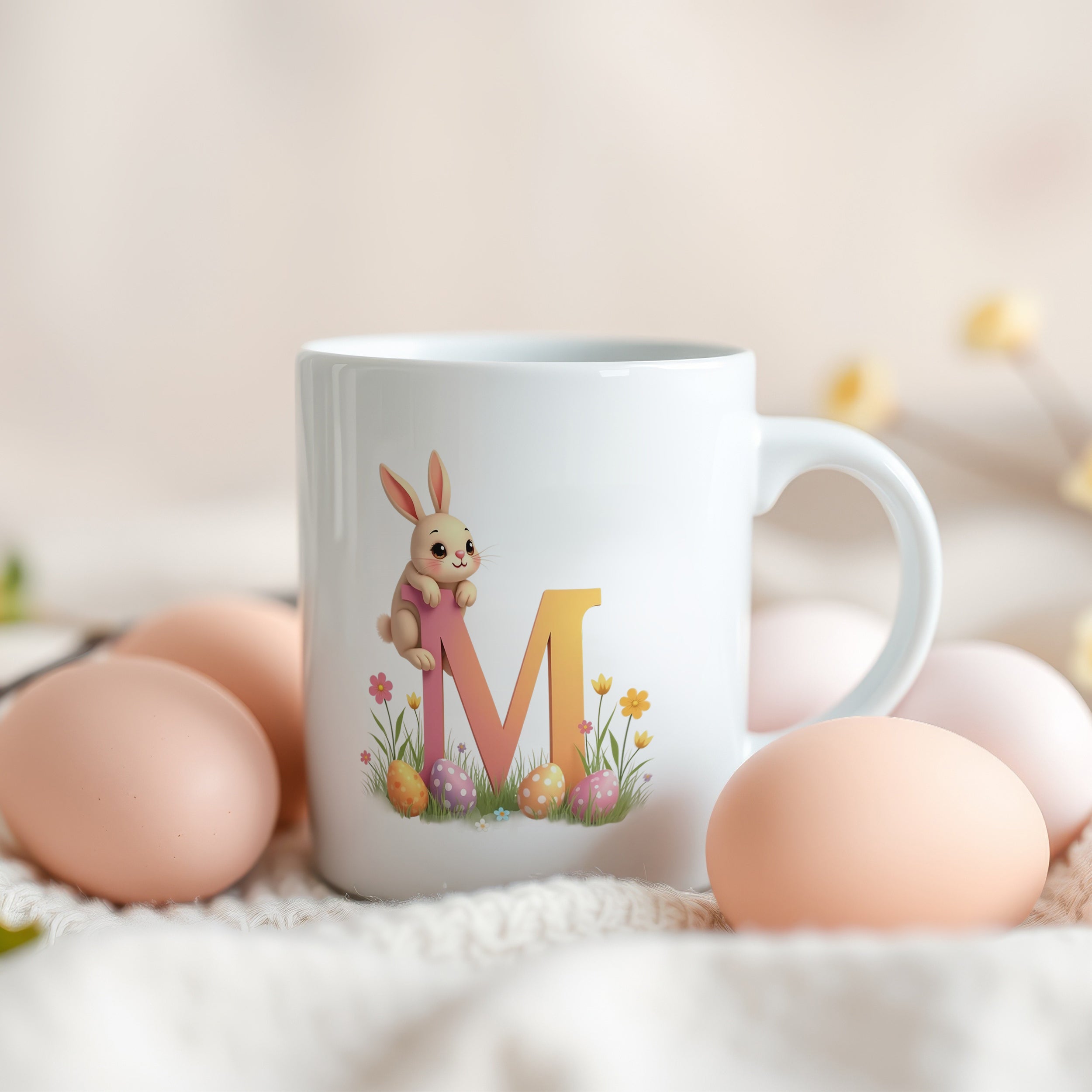 Weißer Becher mit buntem Osterhasen und Buchstaben M.