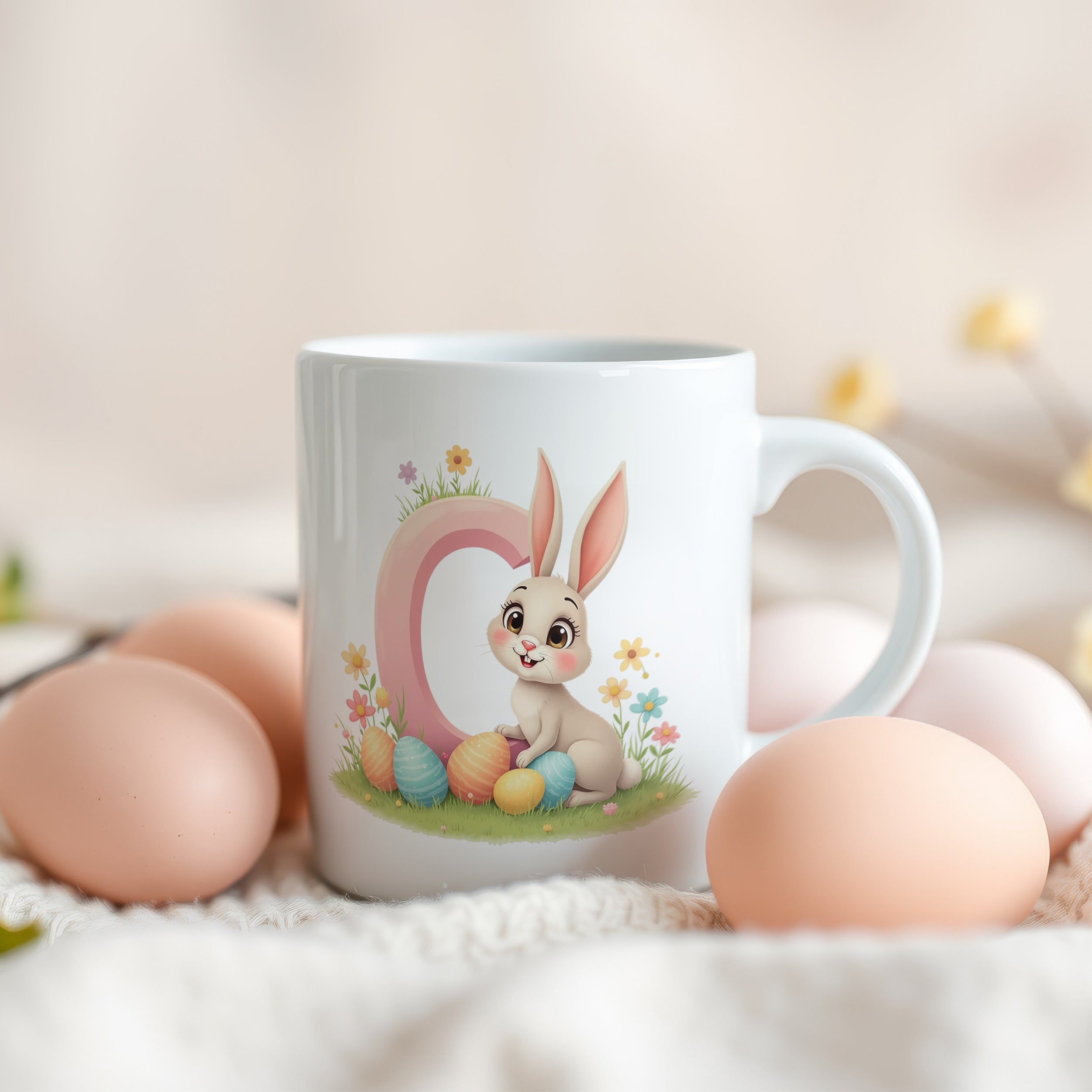 Weißer Kaffeebecher mit niedlichem Hasen und Ostereiern.