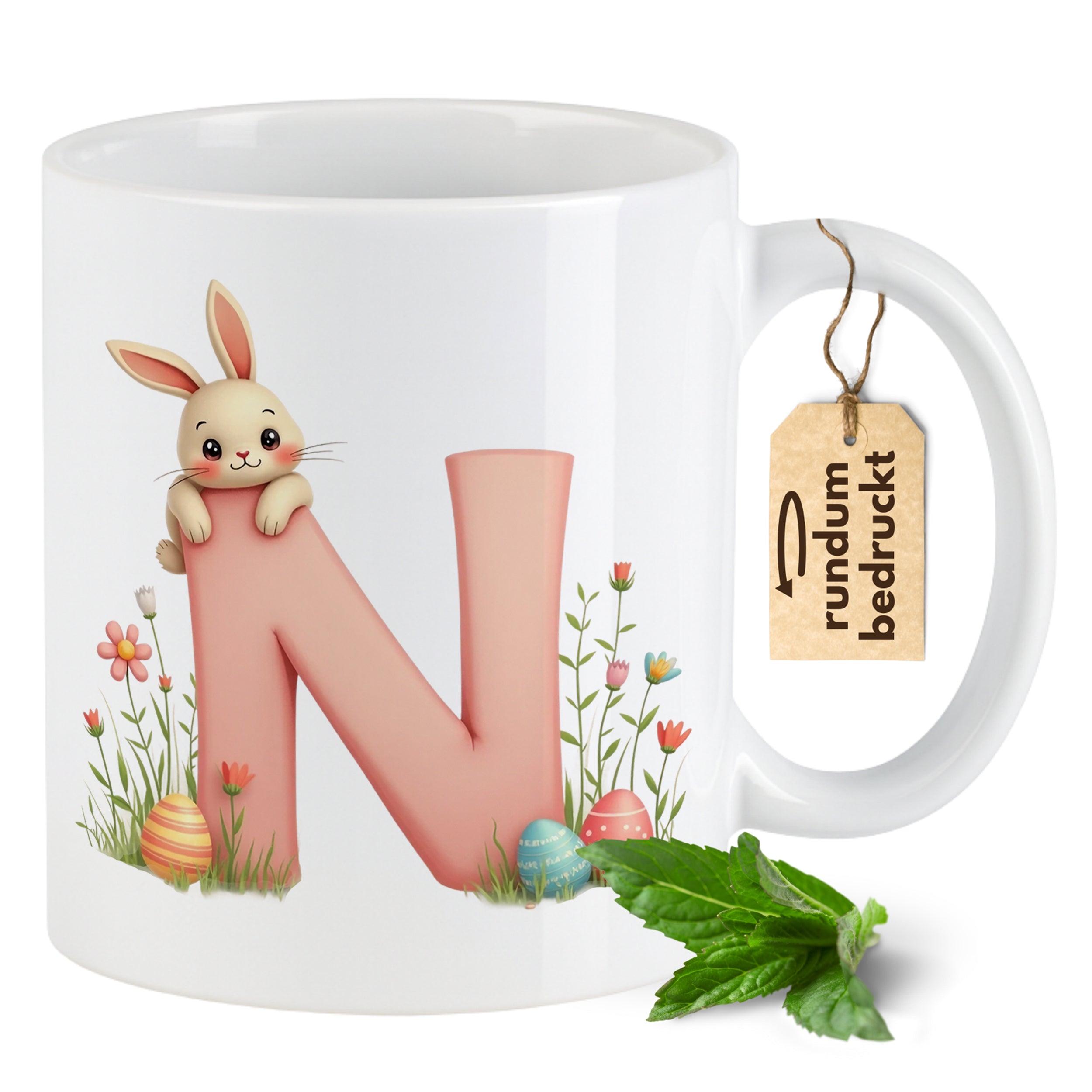 Tasse mit rosa "N", niedlichem Hasen und bunten Ostereiern.