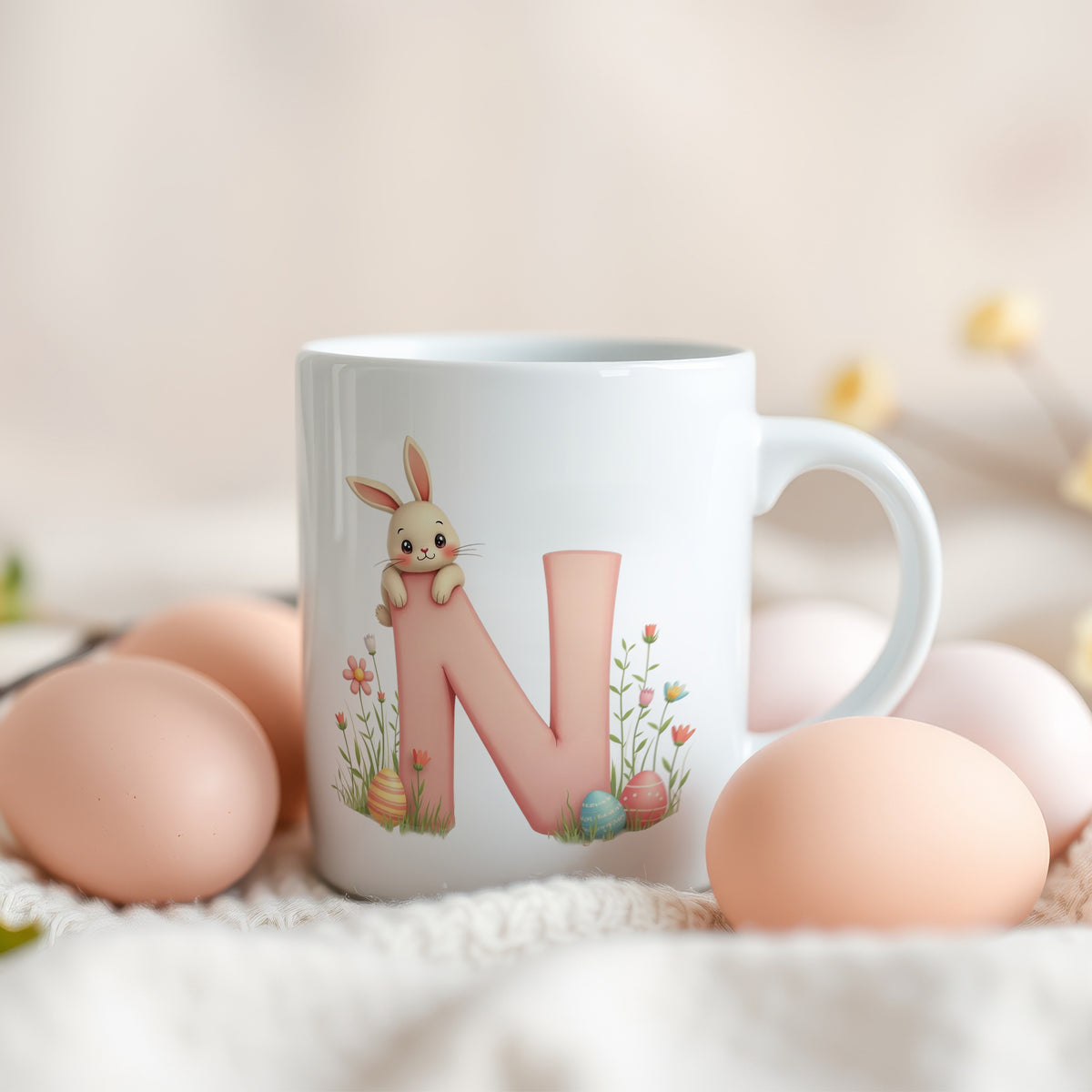 Weißer Becher mit rosa „N“ und niedlichem Hasen.