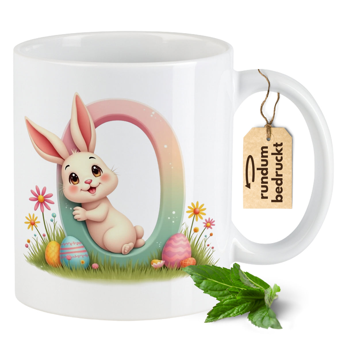 Kaffeetasse mit niedlichem Hasen und bunten Ostereiern.