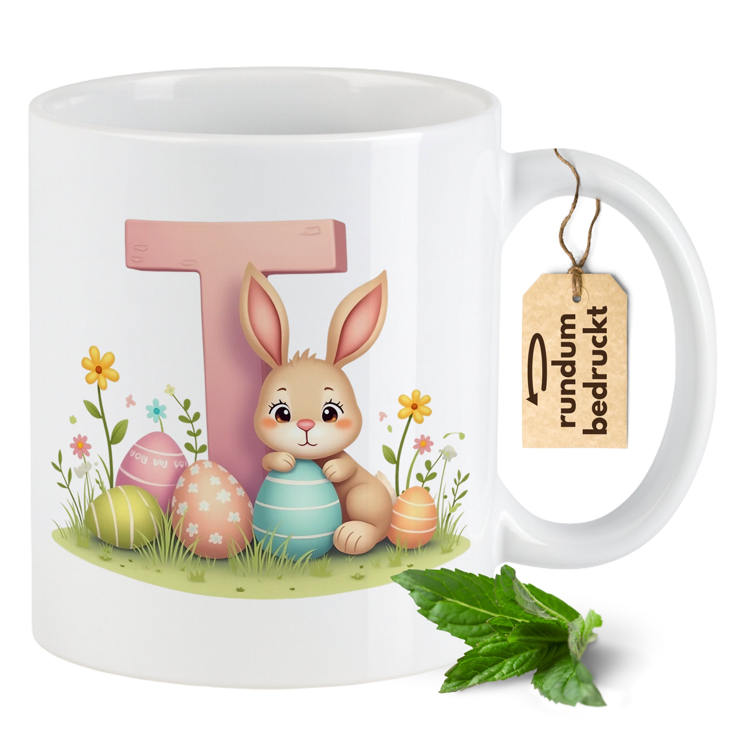 Tasse mit buntem Osterhasen und Eiern, fröhliche Farben.