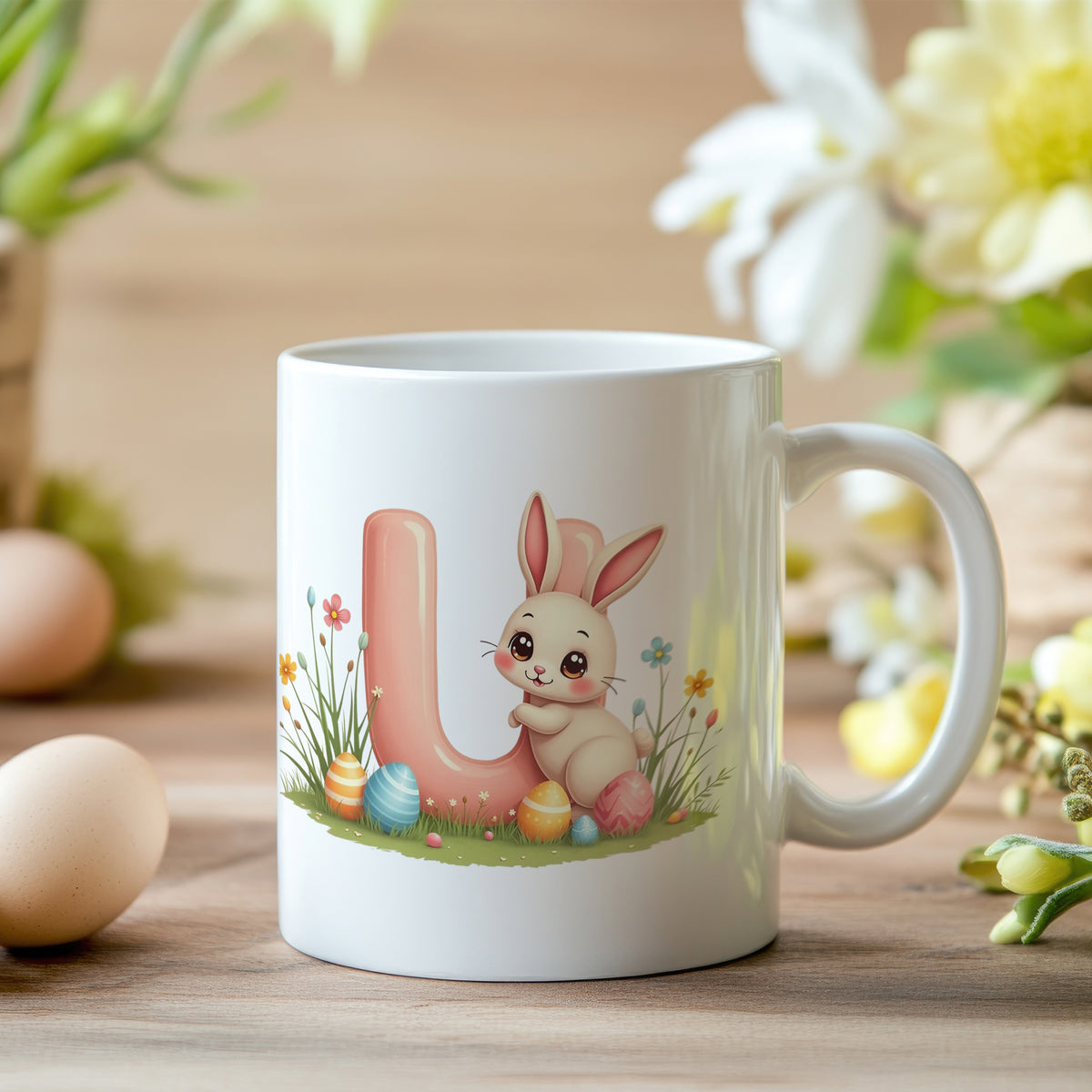 Tasse mit rosa "U" und niedlichem Hasenmotiv.