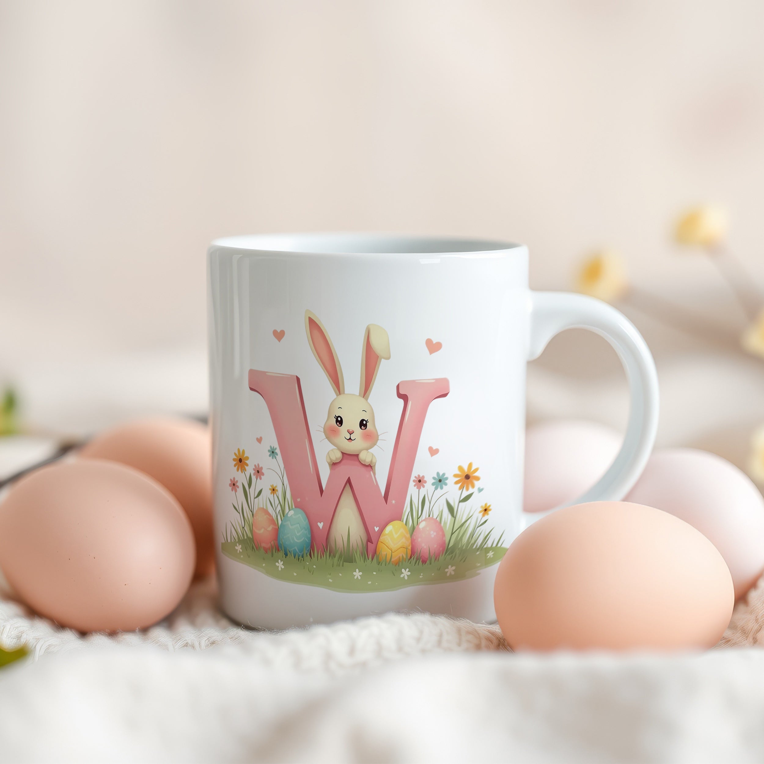 Tasse mit Hase und bunten Ostereiern, pastellfarben.