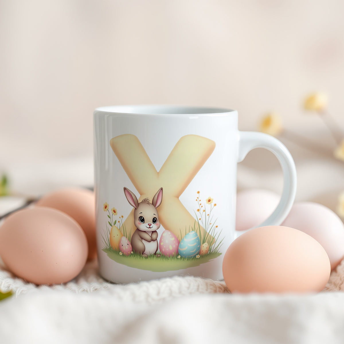 Tasse mit Hase und bunten Ostereiern, pastellfarben.